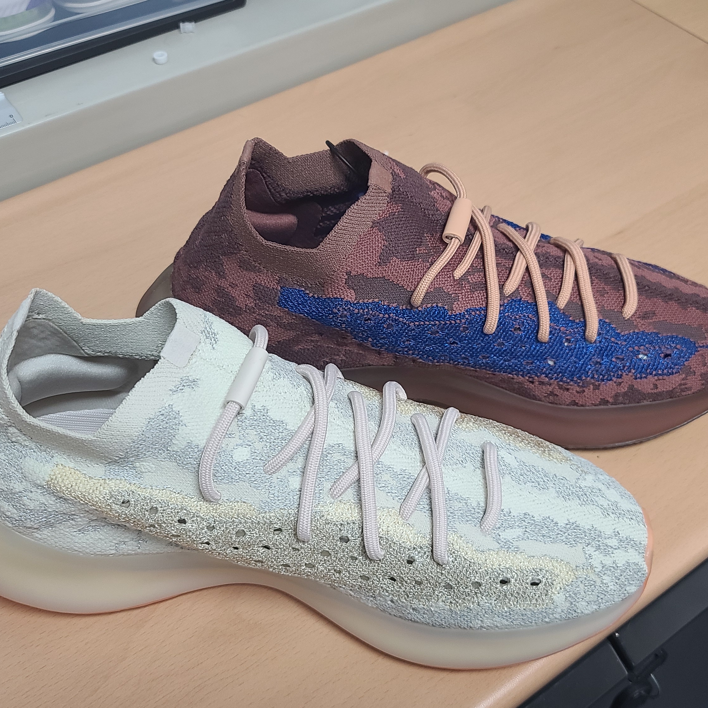 Adidas Yeezy Boost 380 Yecoraite - Reflective, Adidas Yeezy Boost 380 Azure - Non-Reflective 착용 스타일