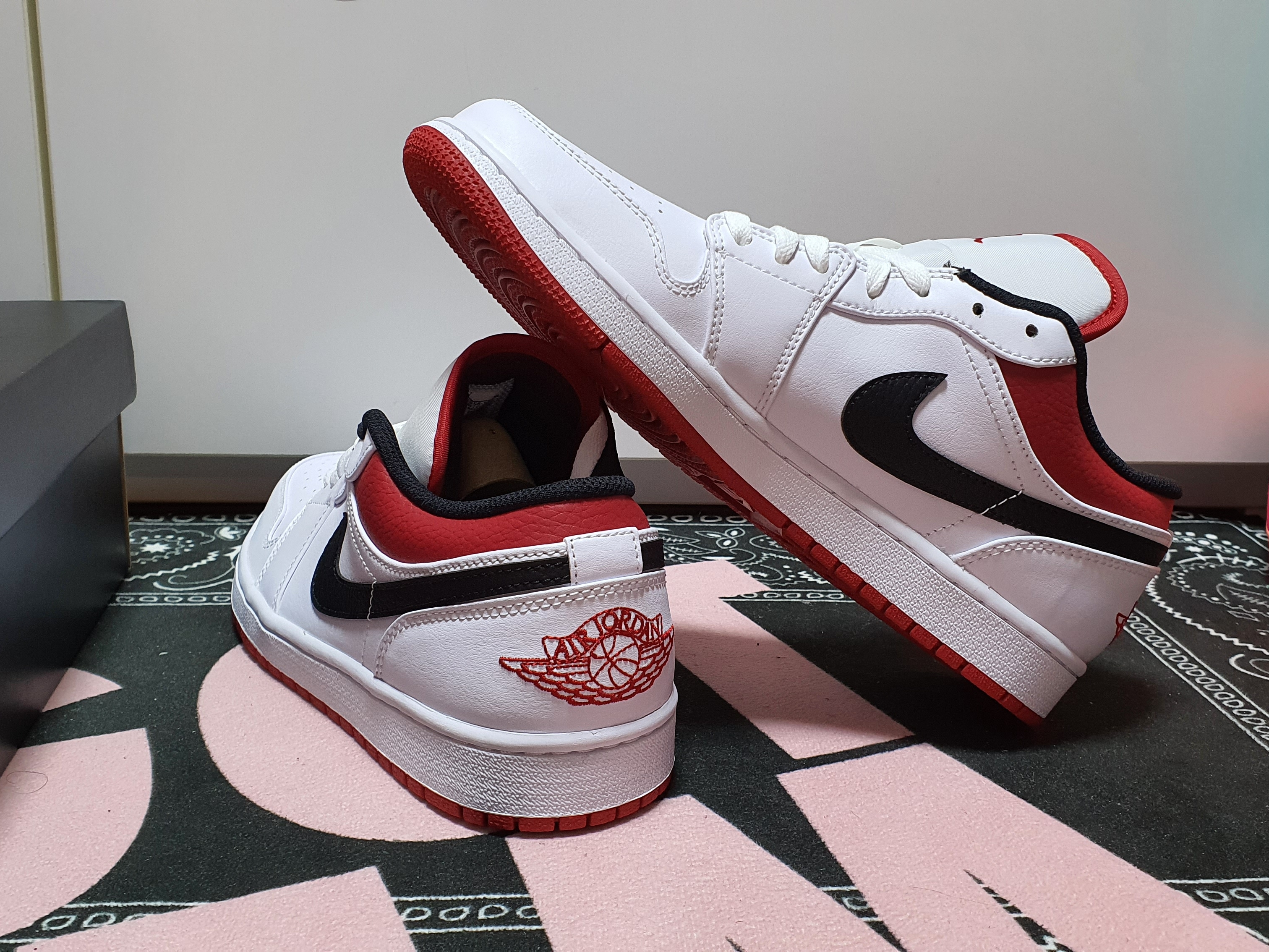 Jordan 1 Low White Red Black 착용 스타일 - 2
