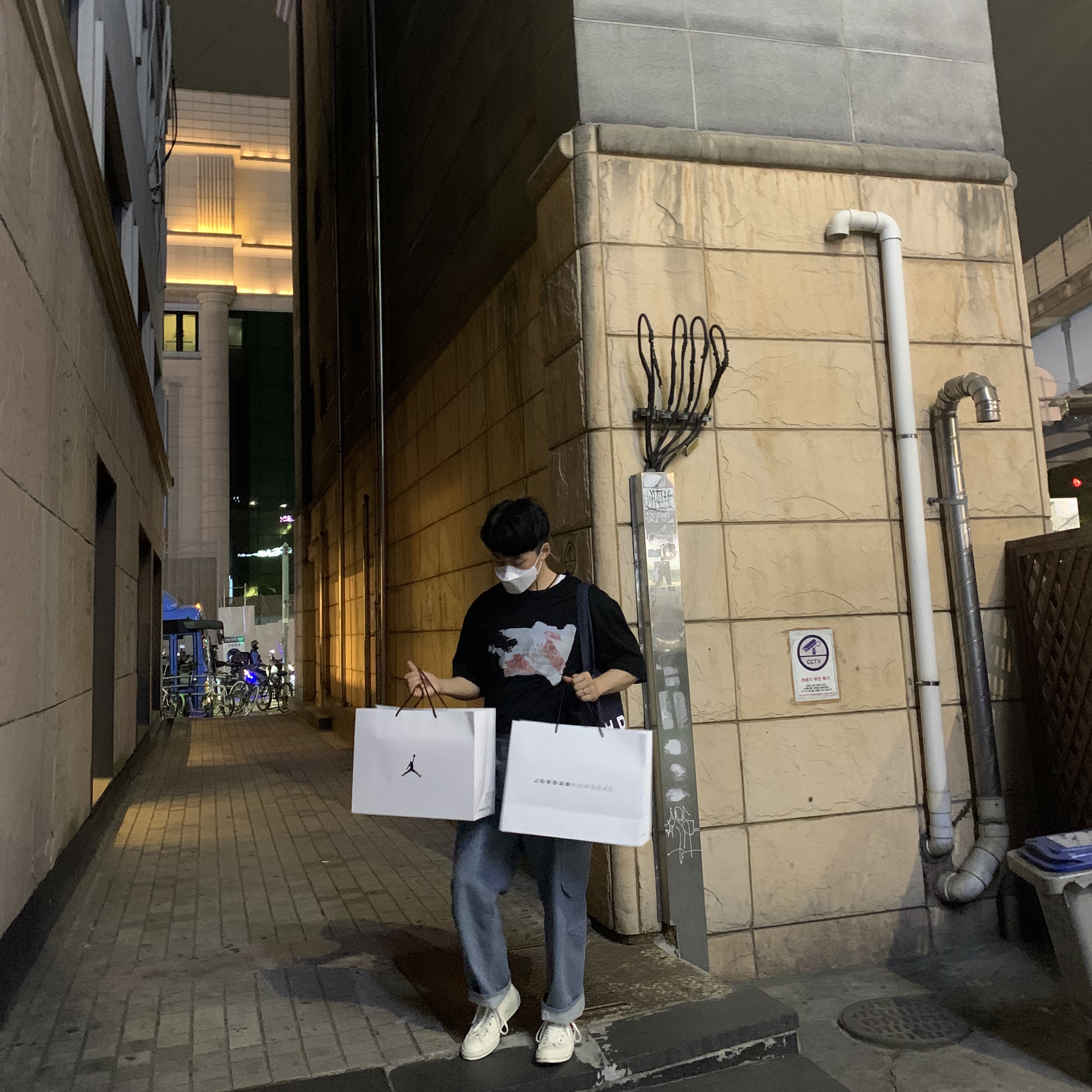 Converse x Play Comme des Garcons Chuck 70 Hi White, Jordan 1 Retro High OG Hyper Royal 착용 스타일 - 1