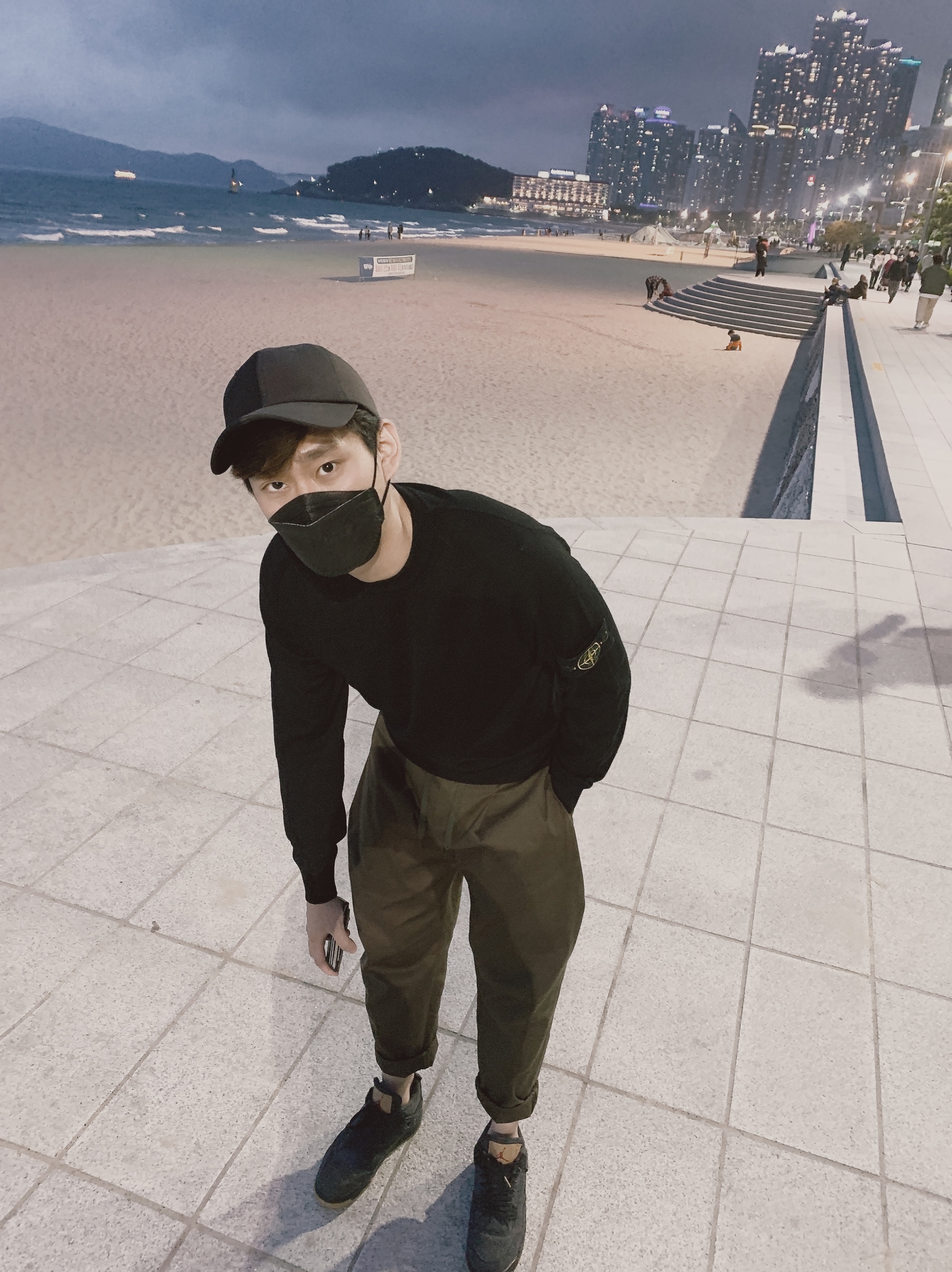 Jordan 4 x Levi's Retro Black Denim (Levi's Tag), Stone Island 63051 Crewneck Sweatshirt Black - 21SS 착용 스타일