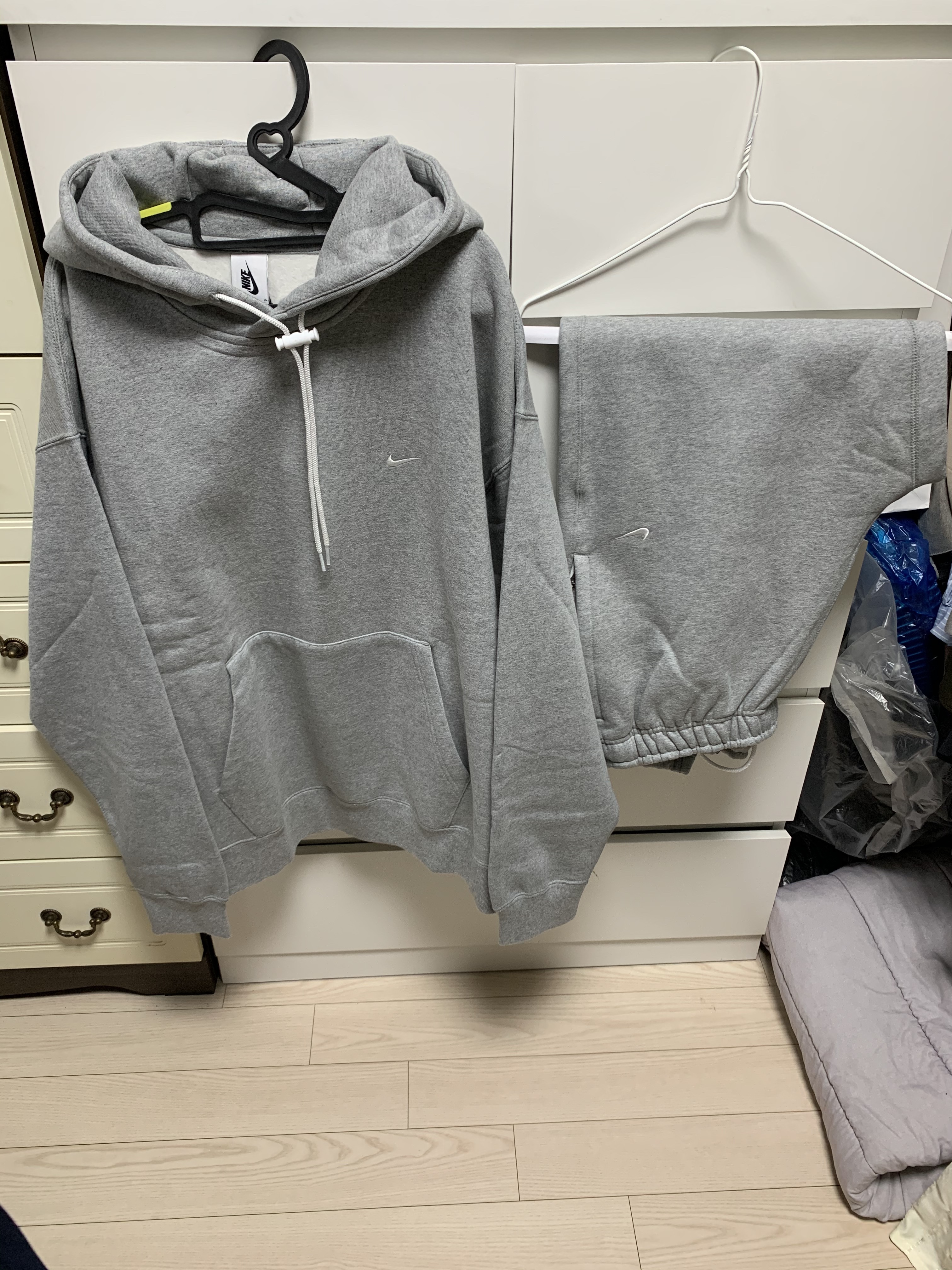 Nike NRG Solo Swoosh Fleece Hoodie Dark Grey Heather - Asia, Nike NRG Solo Swoosh Fleece Pants Dark Grey Heather - Asia 착용 스타일 - 3