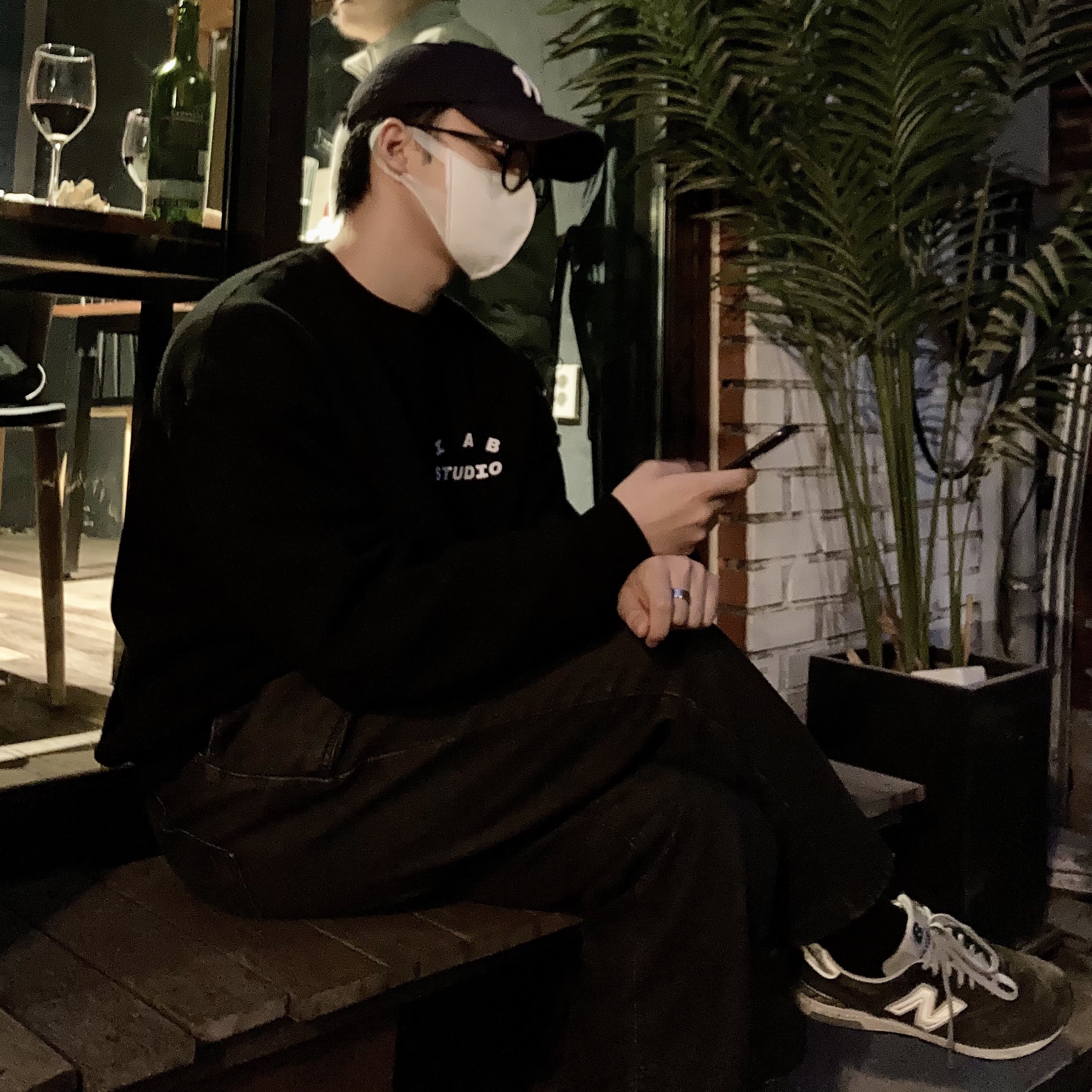 New Balance 1400 Made in USA Navy, IAB Studio Sweatshirt Black - 19FW 착용 스타일