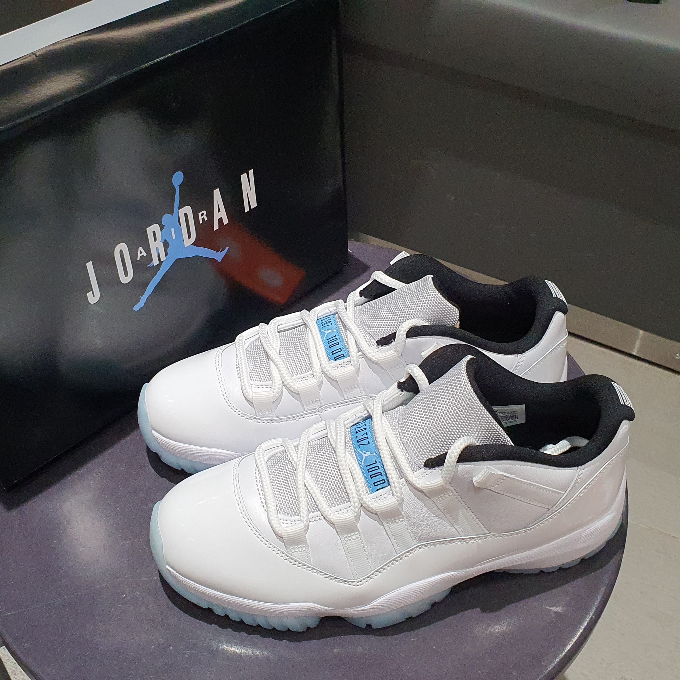 Jordan 11 Retro Low Legend Blue 착용 스타일 - 2