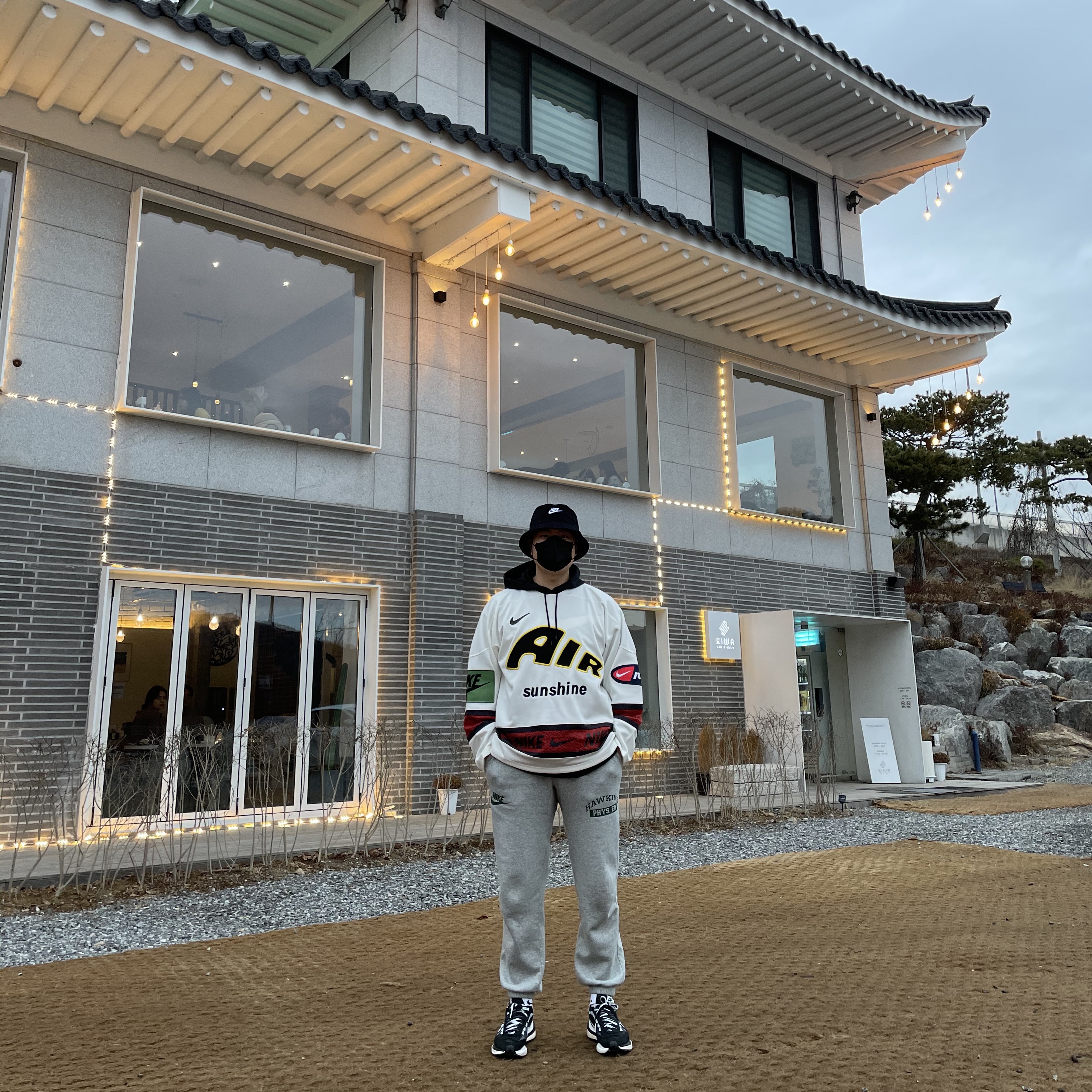 Nike x Sacai VaporWaffle Black White, Nike x Cactus Plant Flea Market Hockey Jersey White 착용 스타일