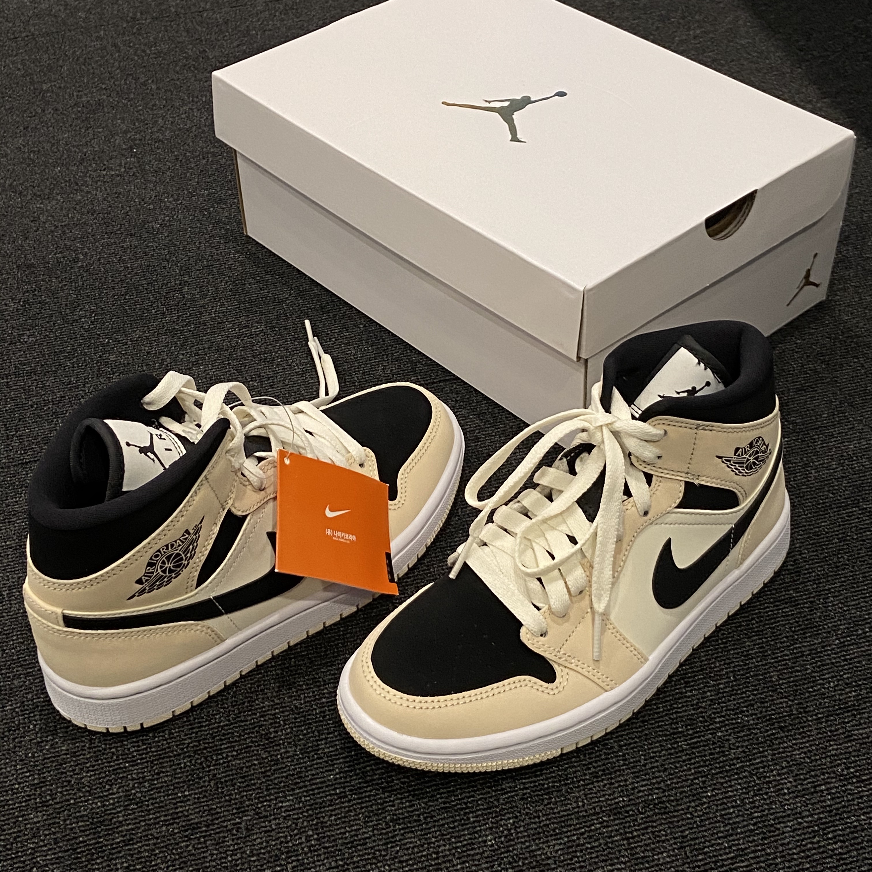 (W) Jordan 1 Mid Barely Orange 착용 스타일