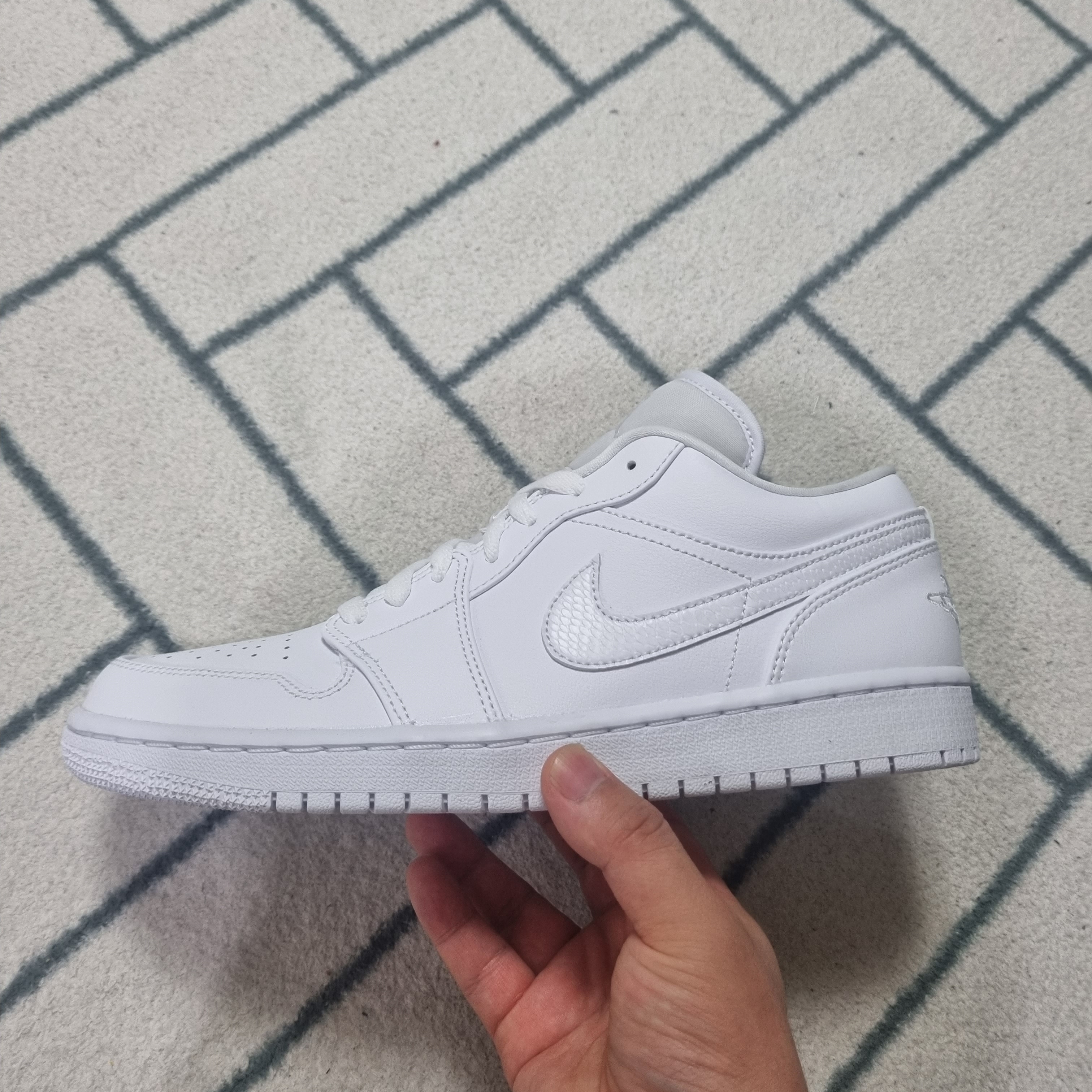 (W) Jordan 1 Low Triple White 2020 착용 스타일 - 2