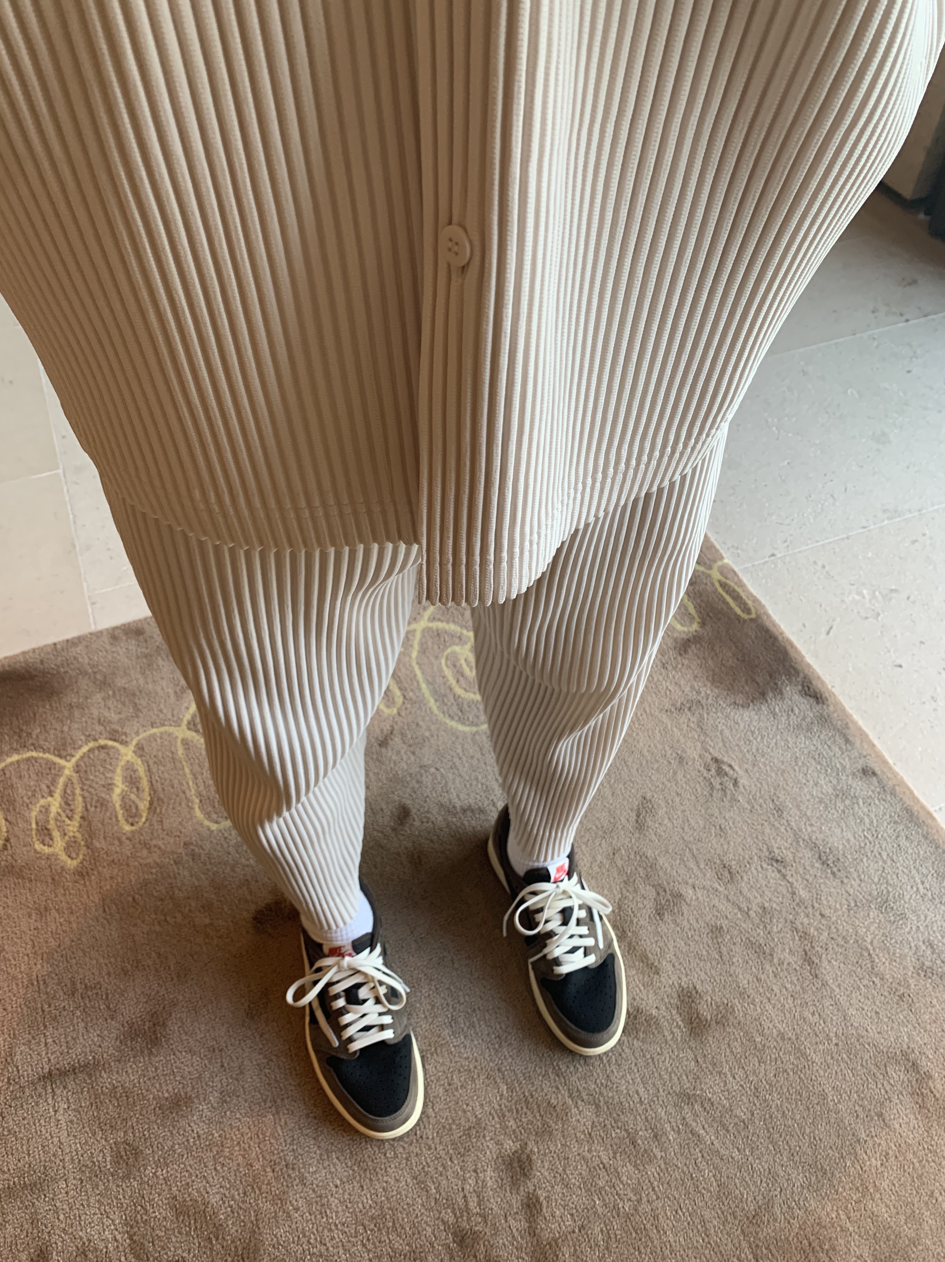 Jordan 1 x Travis Scott Retro Low OG SP Mocha 착용 스타일 - 5