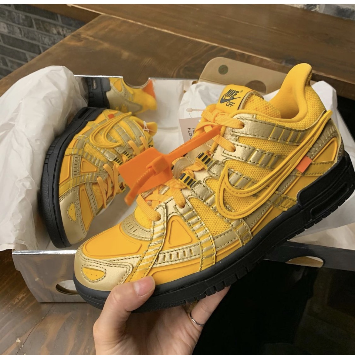 Nike x Off-White Air Rubber Dunk University Gold 착용 스타일