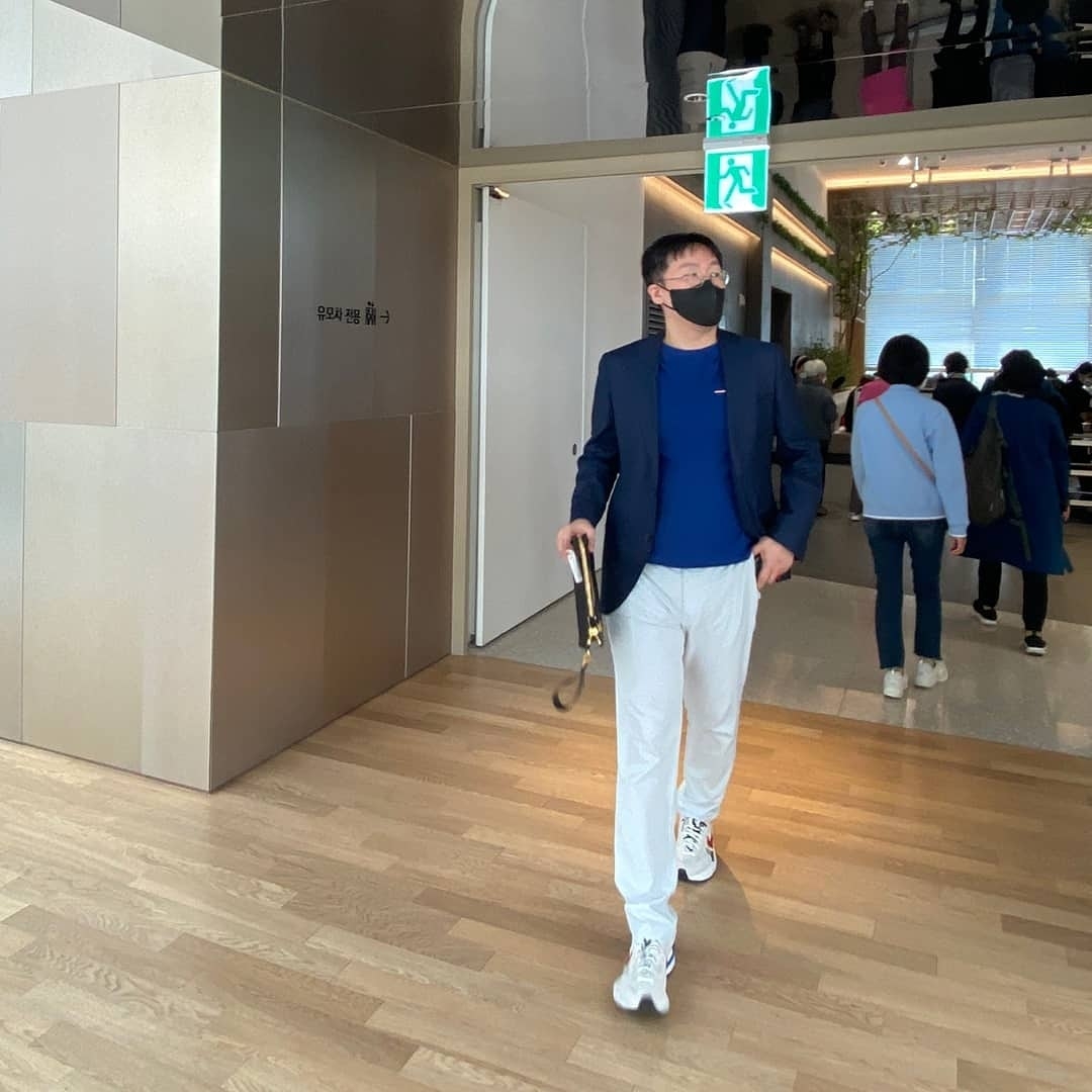 Nike x Sacai VaporWaffle Royal Fuchsia 착용 스타일 - 2