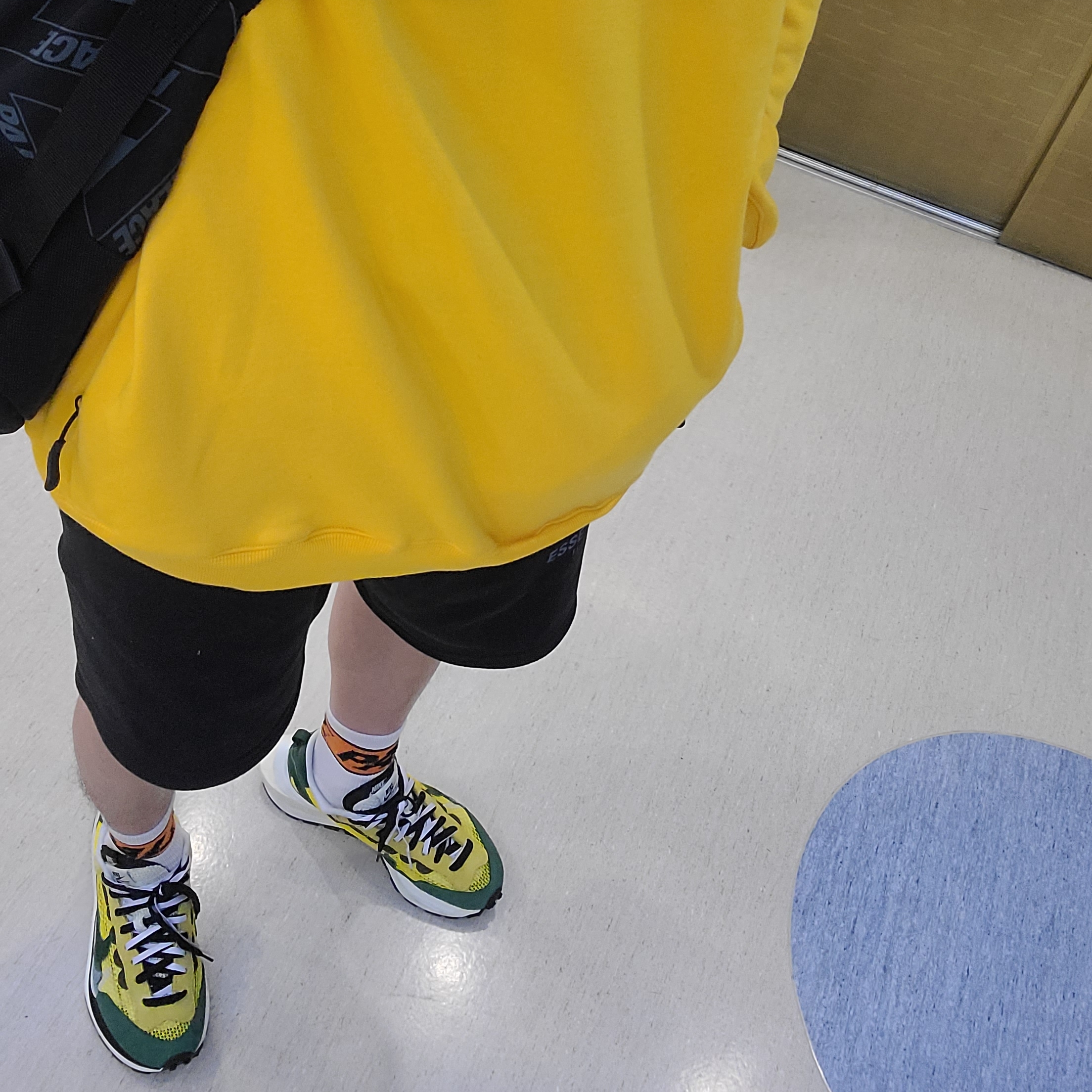 Nike x Sacai VaporWaffle Tour Yellow & Gorge Green Sail 착용 스타일