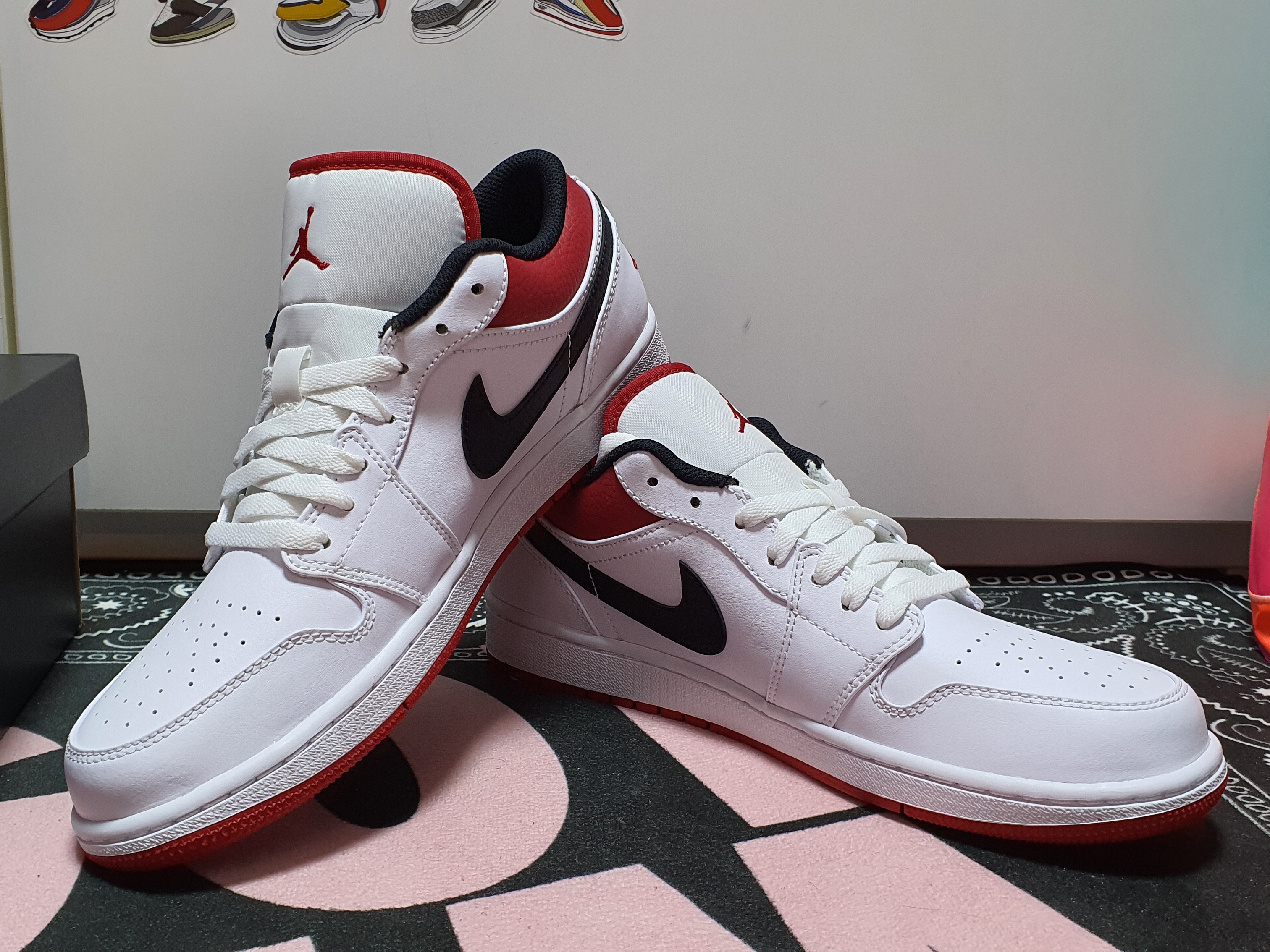 Jordan 1 Low White Red Black 착용 스타일 - 1