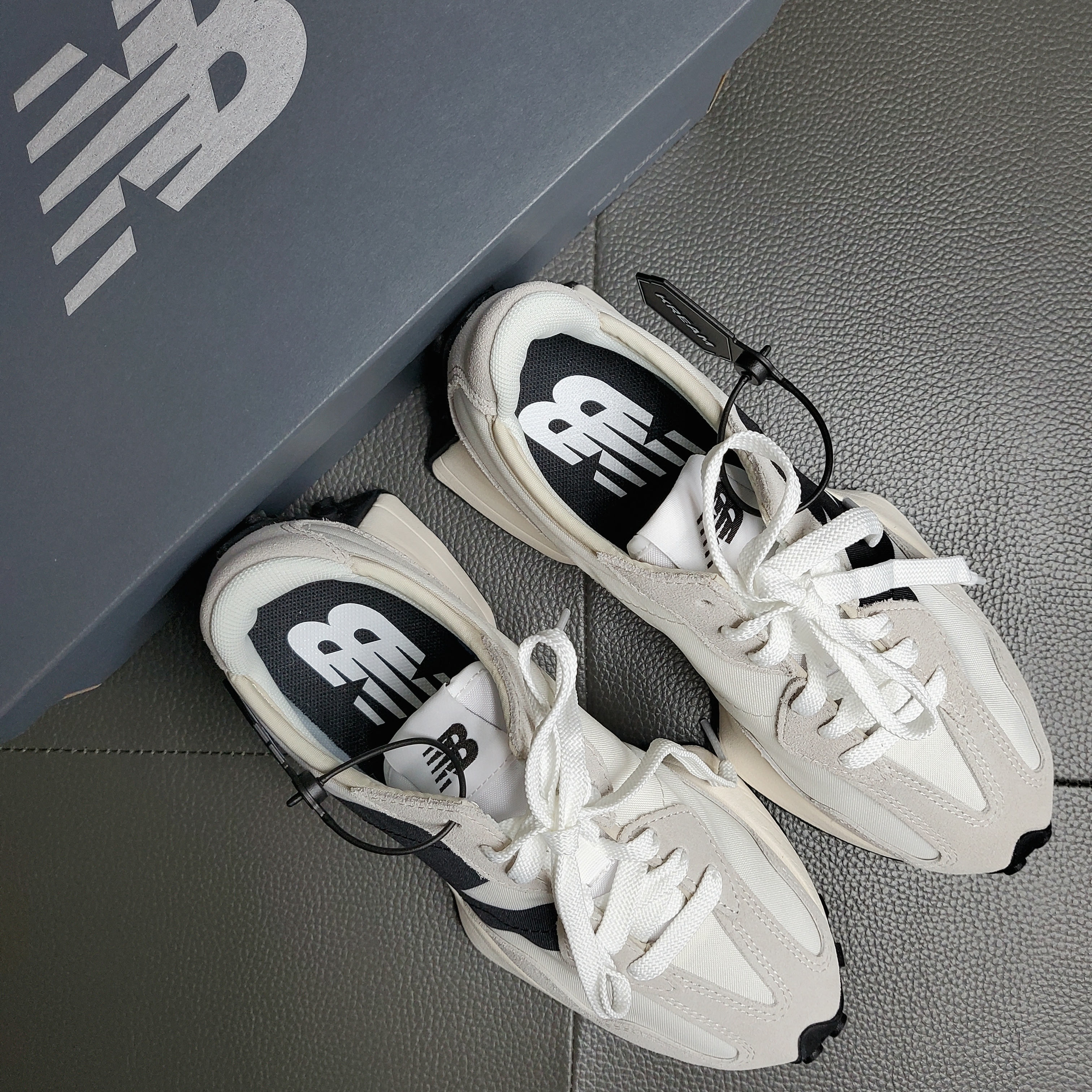 New Balance 327 White Black 착용 스타일