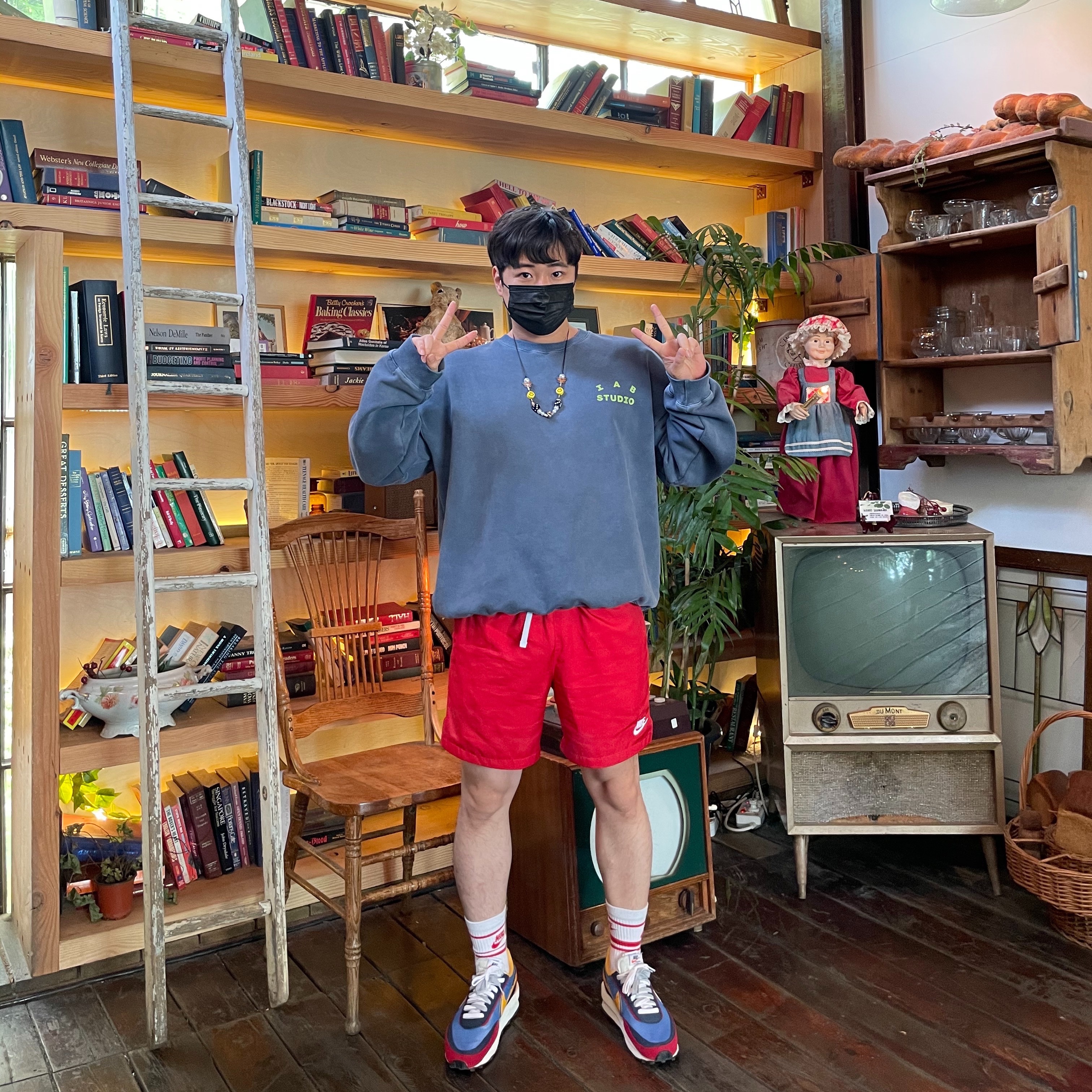 IAB Studio Pigment Sweatshirt Navy, Nike x Sacai LDWaffle Blue Multi 착용 스타일
