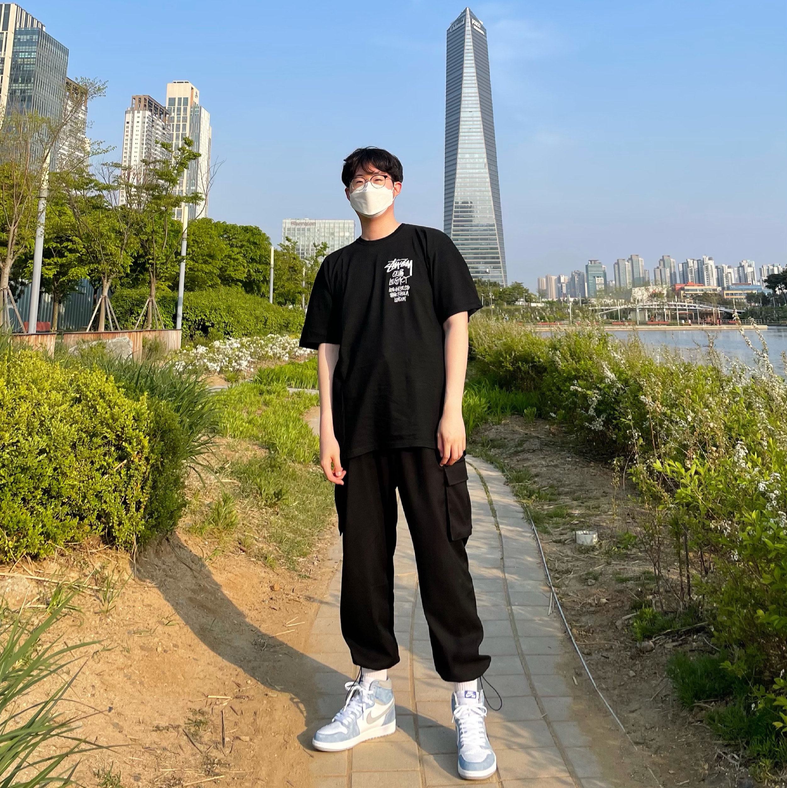 Stussy x Our Legacy Surfman Pig. Dyed T-Shirt Black - 20FW, Jordan 1 Retro High OG Hyper Royal 착용 스타일