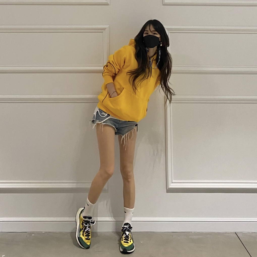 Nike x Sacai VaporWaffle Tour Yellow & Gorge Green Sail, Nike x Drake Nocta Essential Hoodie University Gold - Asia 착용 스타일