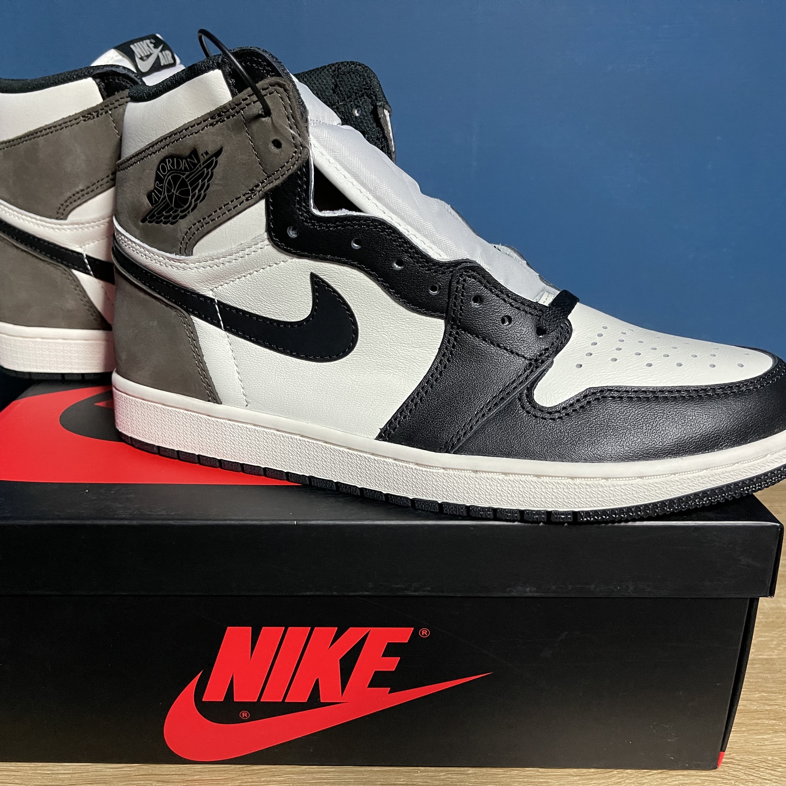 Jordan 1 Retro High OG Black Mocha 착용 스타일 - 2