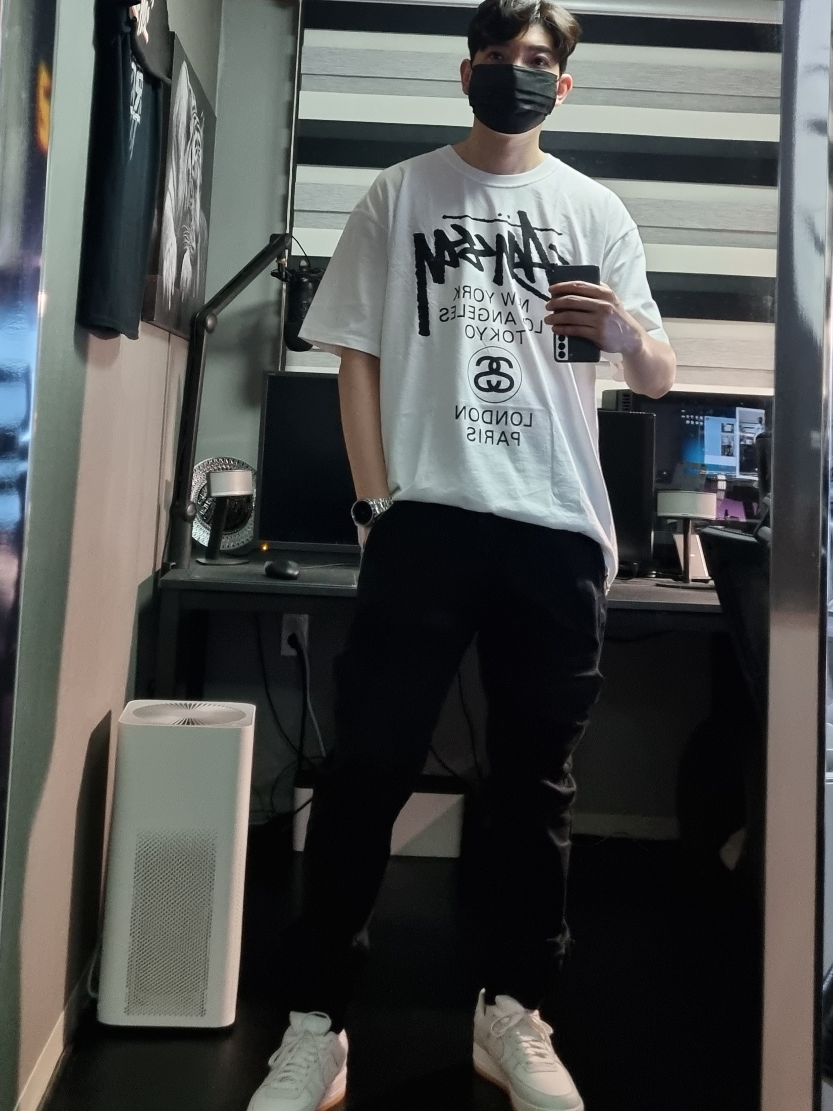 Nike Air Force 1 Low Gore-Tex Phantom Gum, Stussy DSM World Tour T-Shirt White 착용 스타일