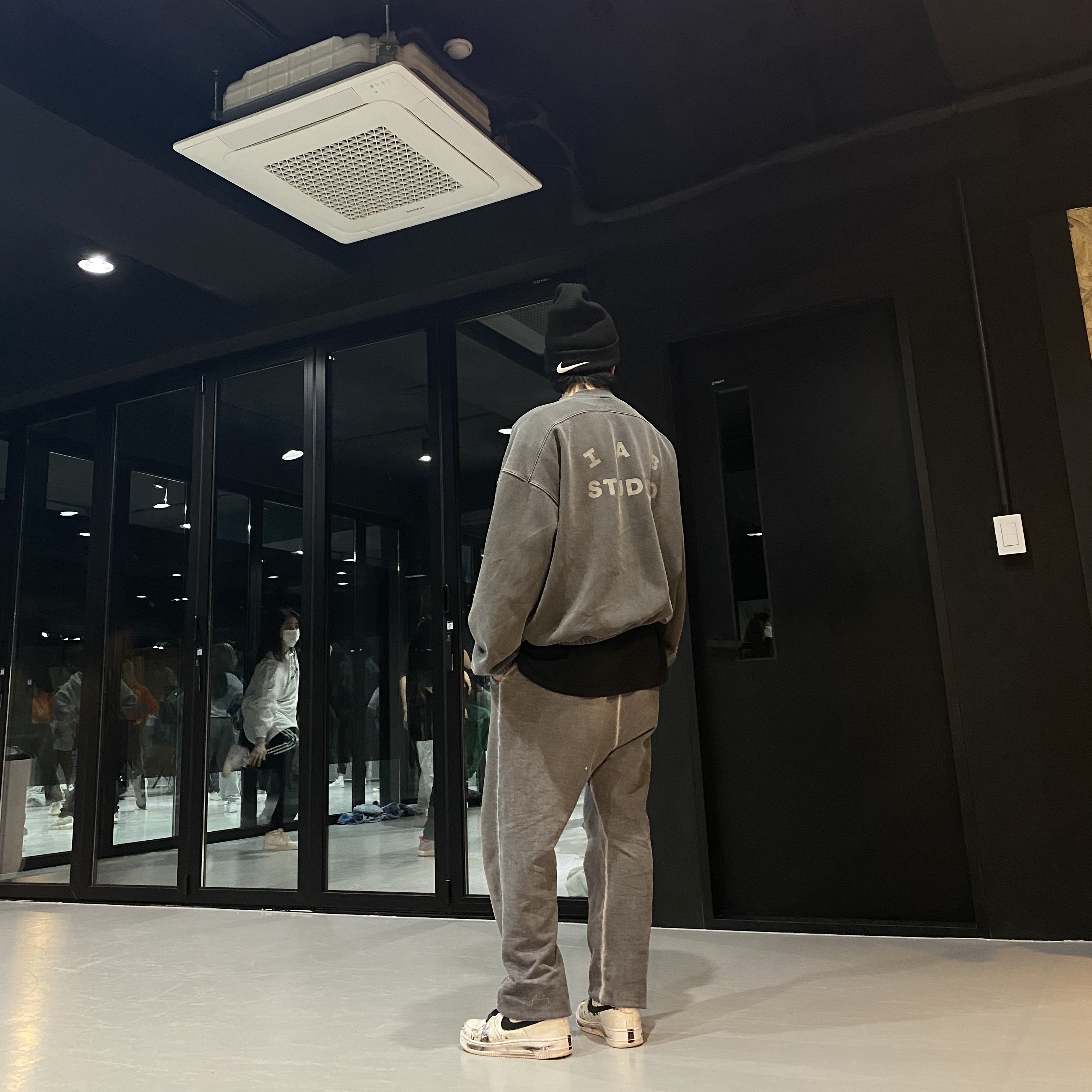 Nike x Stussy Cuff Beanie, IAB Studio Pigment Crewneck Black 착용 스타일 - 1