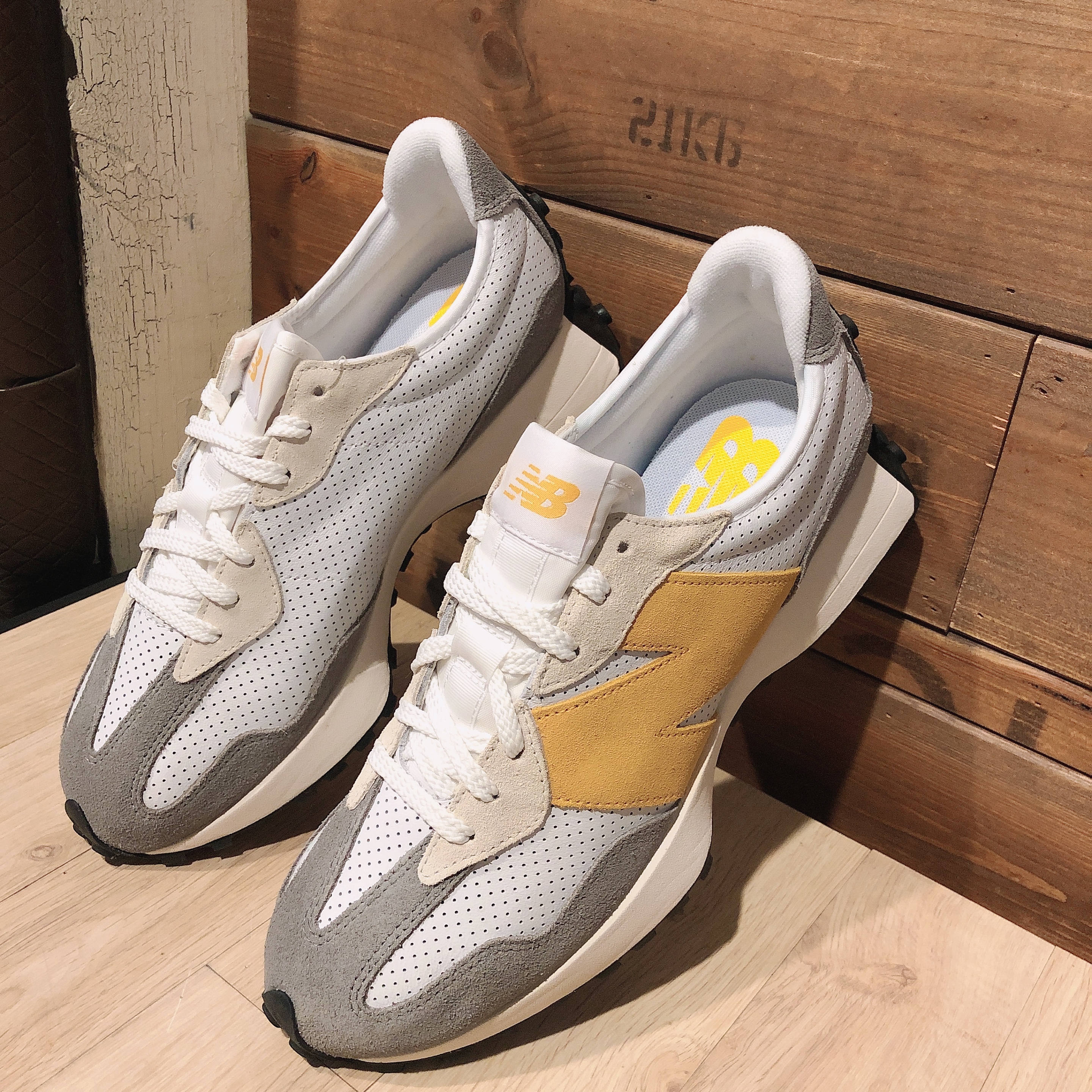New Balance 327 Grey Yellow - JD Sports Exclusive 착용 스타일 - 2