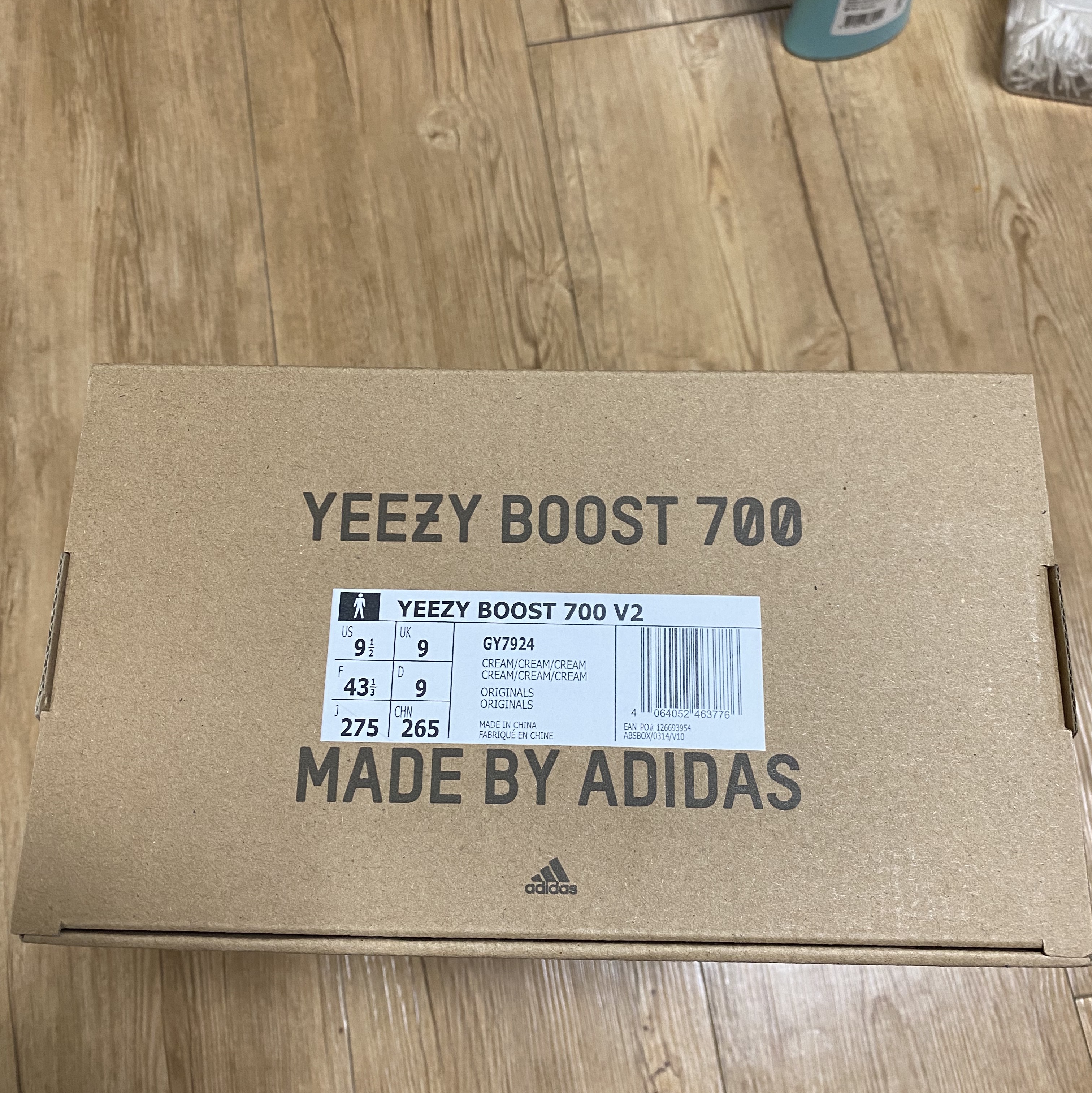 Adidas Yeezy Boost 700 V2 Cream 착용 스타일 - 4