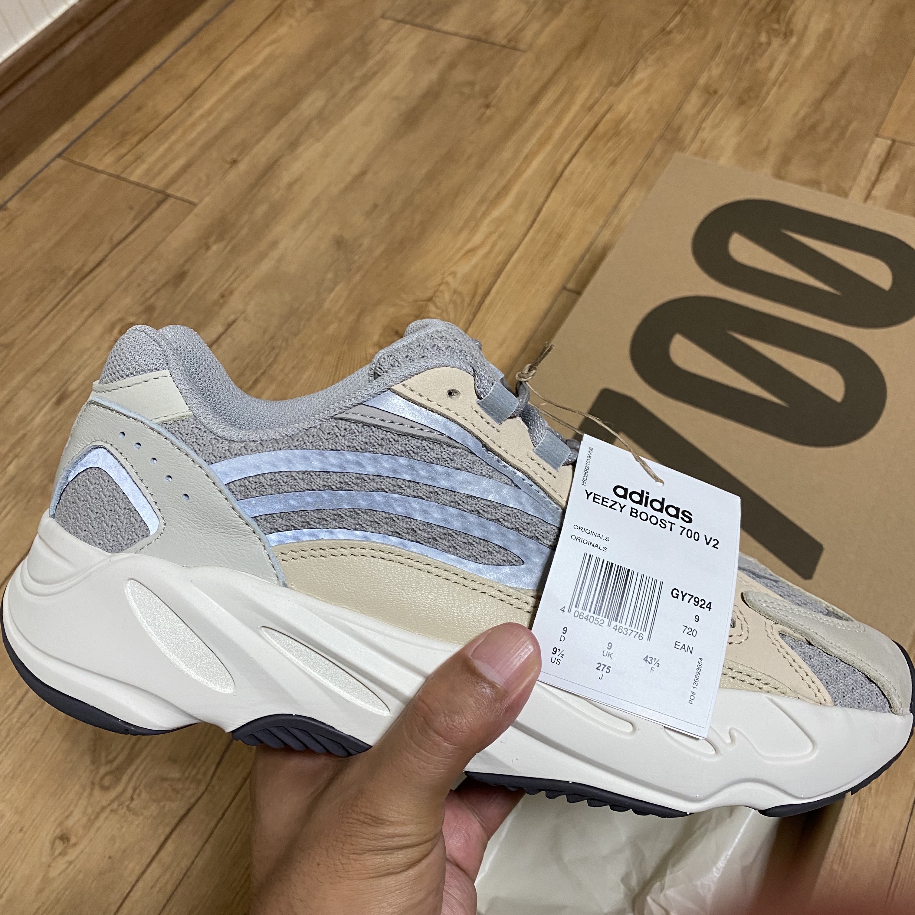 Adidas Yeezy Boost 700 V2 Cream 착용 스타일 - 1