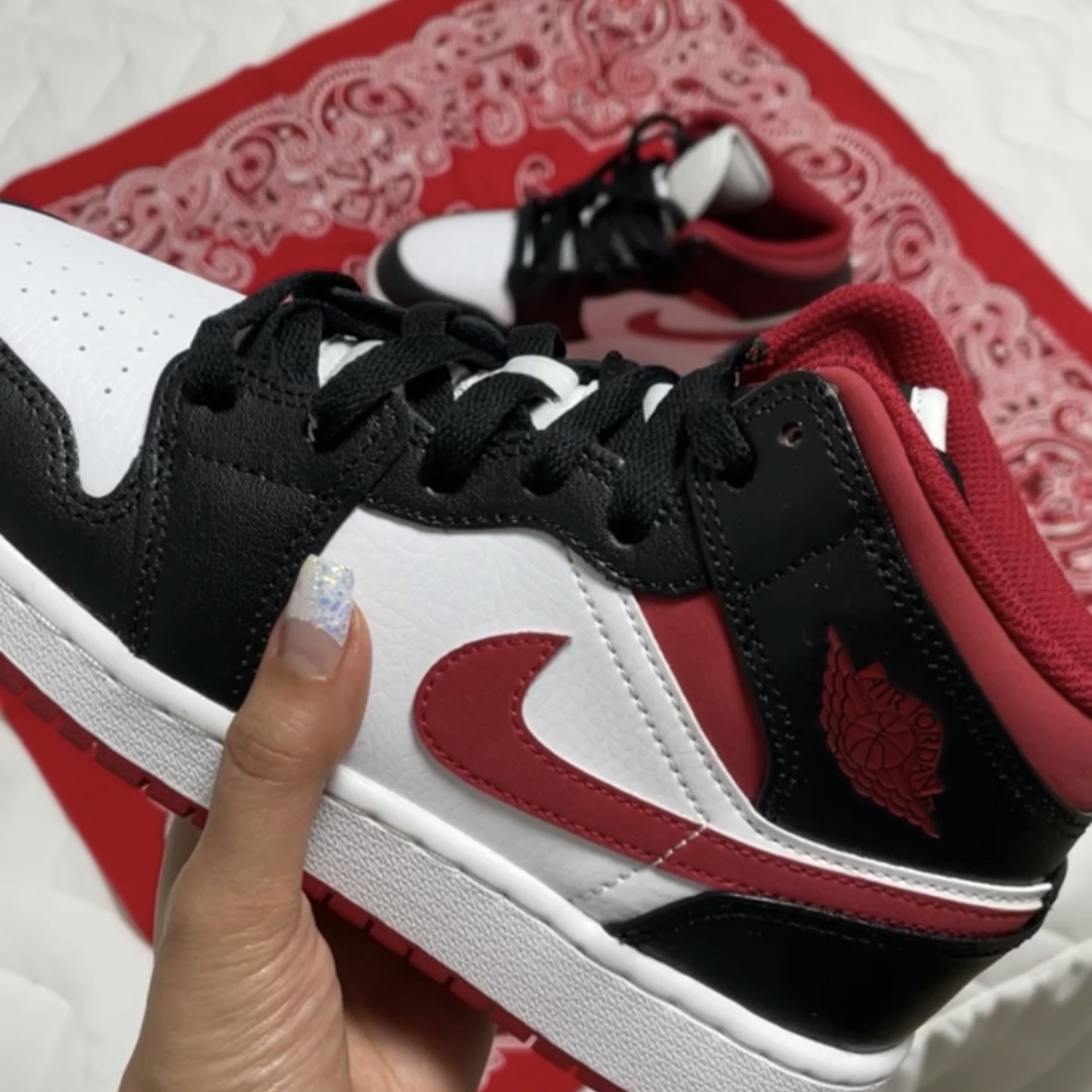 Jordan 1 Mid Gym Red Black White 착용 스타일