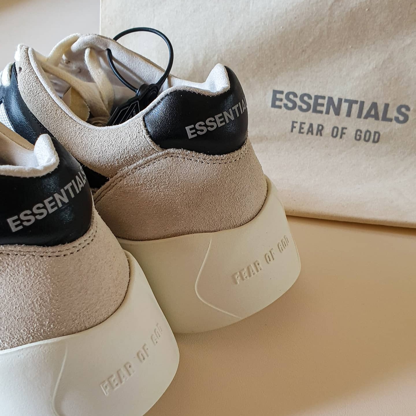 Essentials Distance Sneakers Cream Grey Black 착용 스타일 - 1