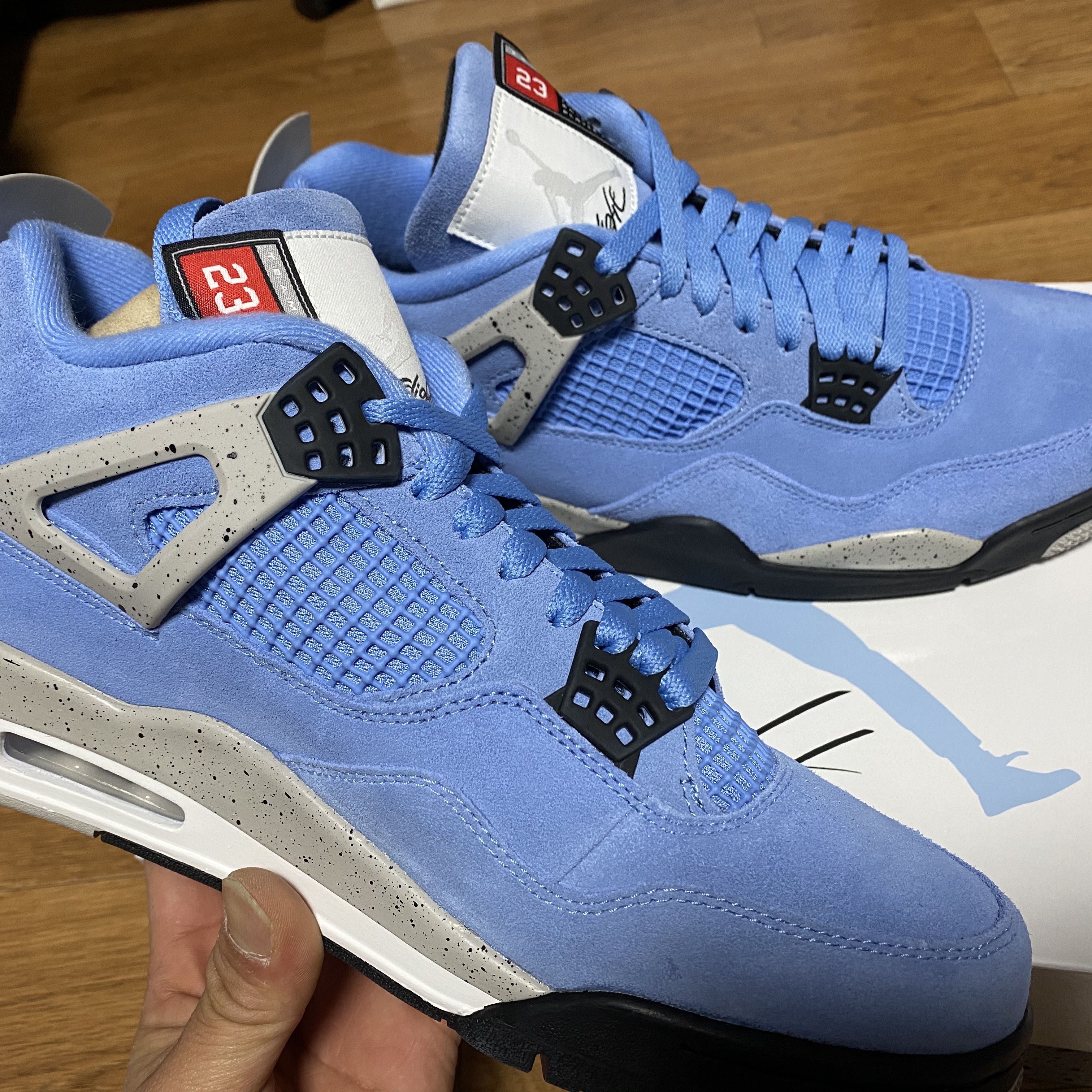 Jordan 4 Retro University Blue 착용 스타일 - 3