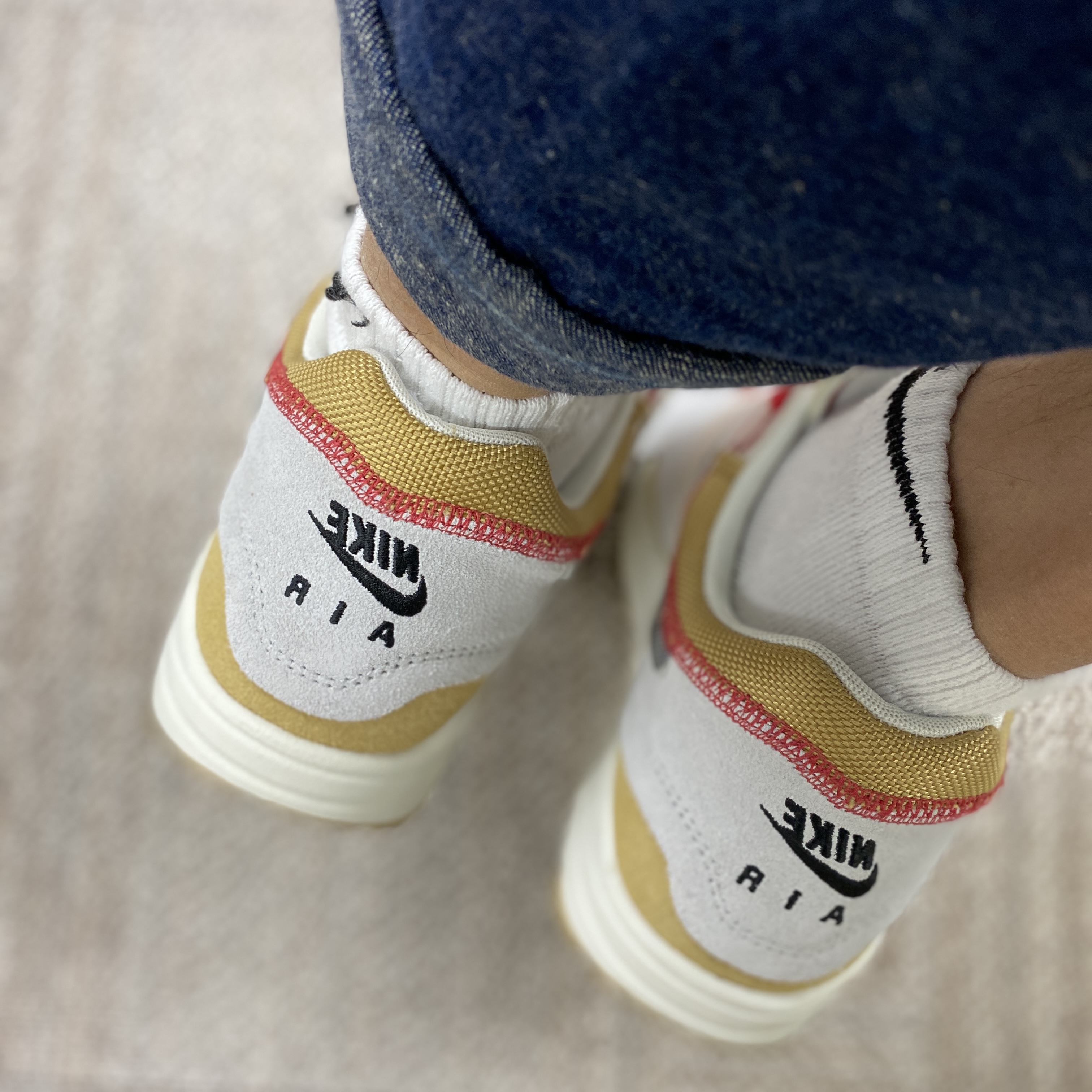 Nike Air Max 1 Inside Out Club Gold Black 착용 스타일 - 2