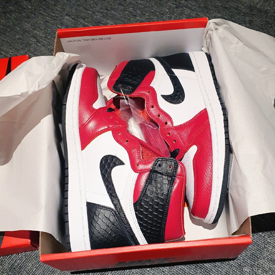 (W) Jordan 1 Retro High Satin Red 착용 스타일 - 1