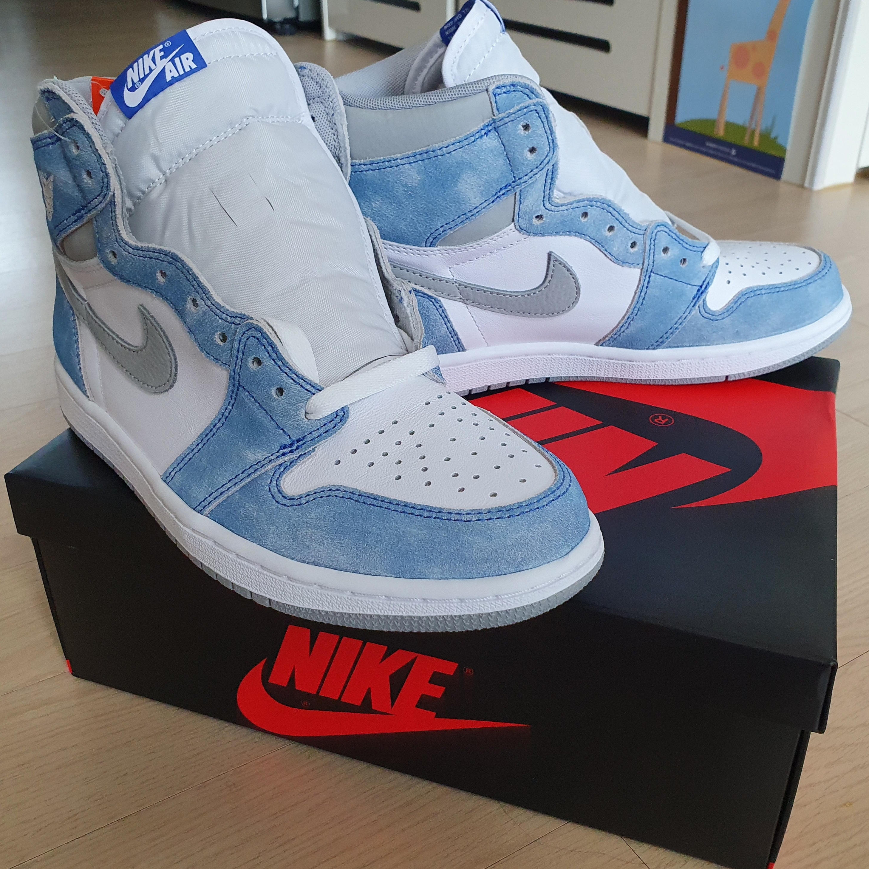 Jordan 1 Retro High OG Hyper Royal 착용 스타일 - 1