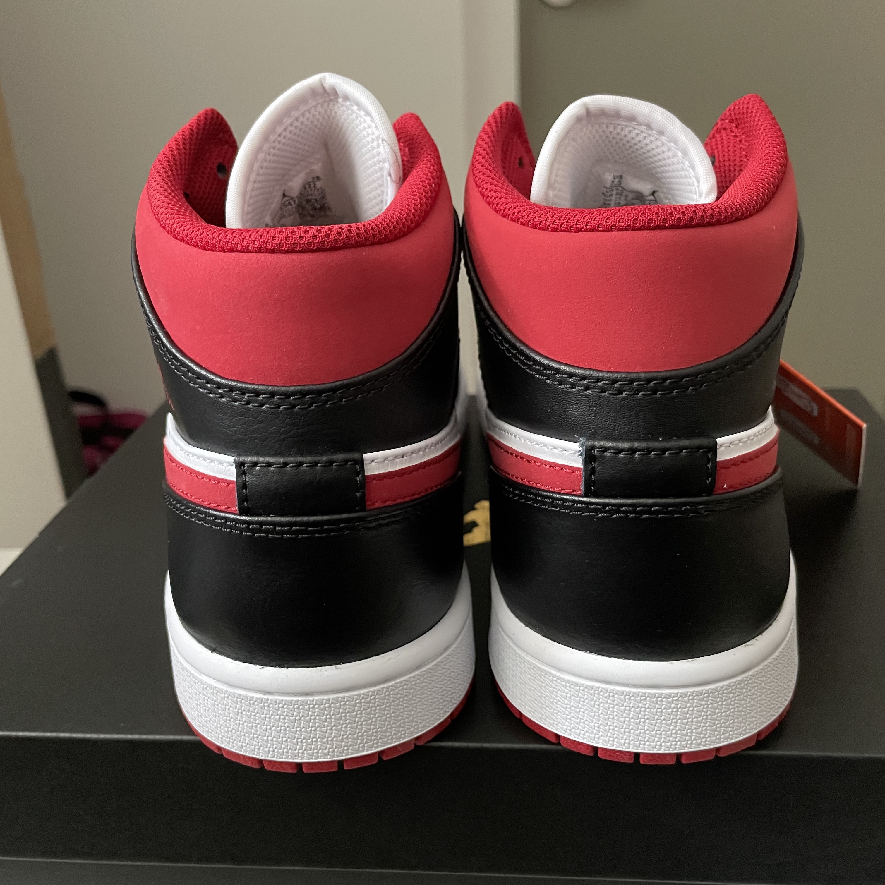 Jordan 1 Mid Gym Red Black White 착용 스타일 - 4