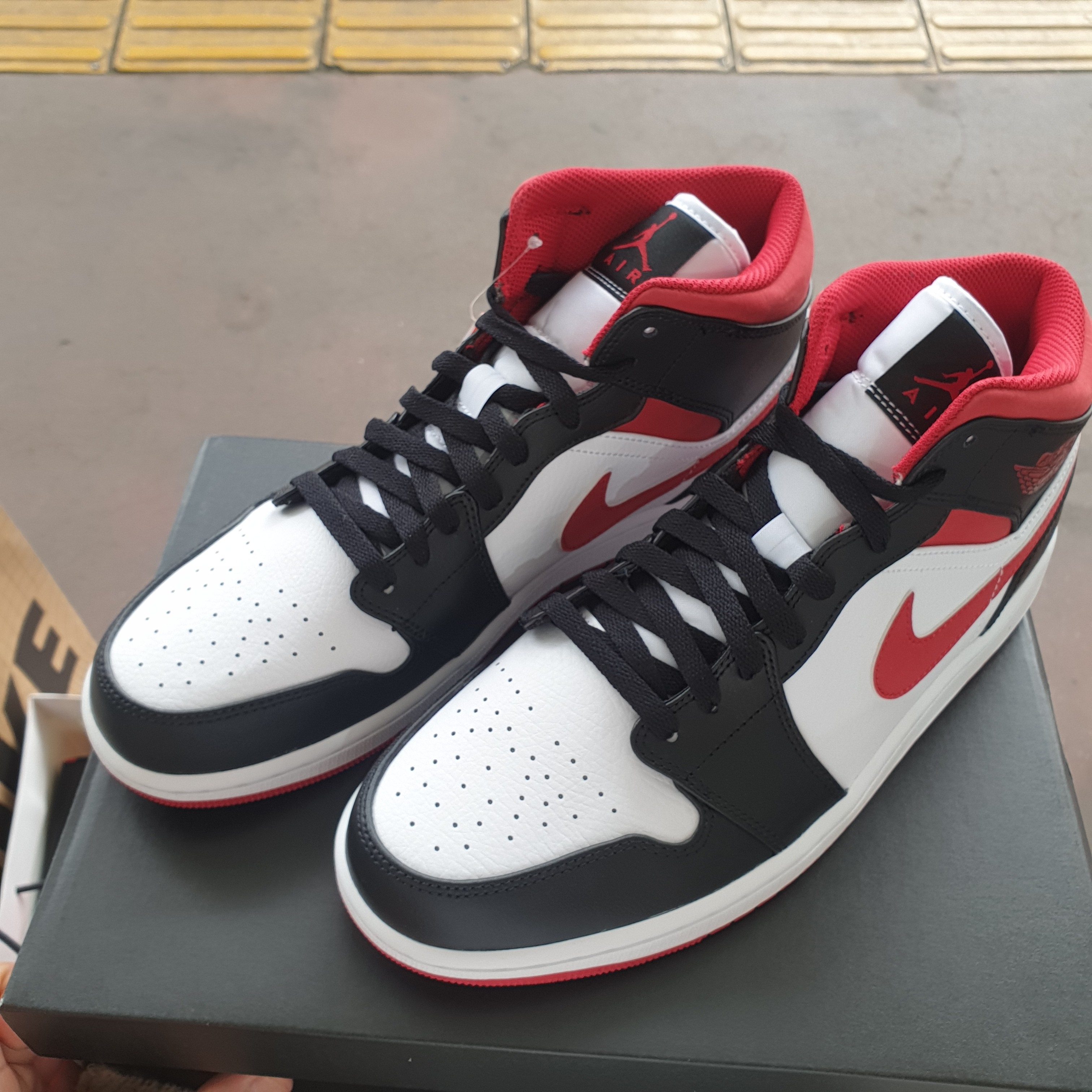 Jordan 1 Mid Gym Red Black White, Jordan 1 Retro High OG Hyper Royal 착용 스타일 - 1