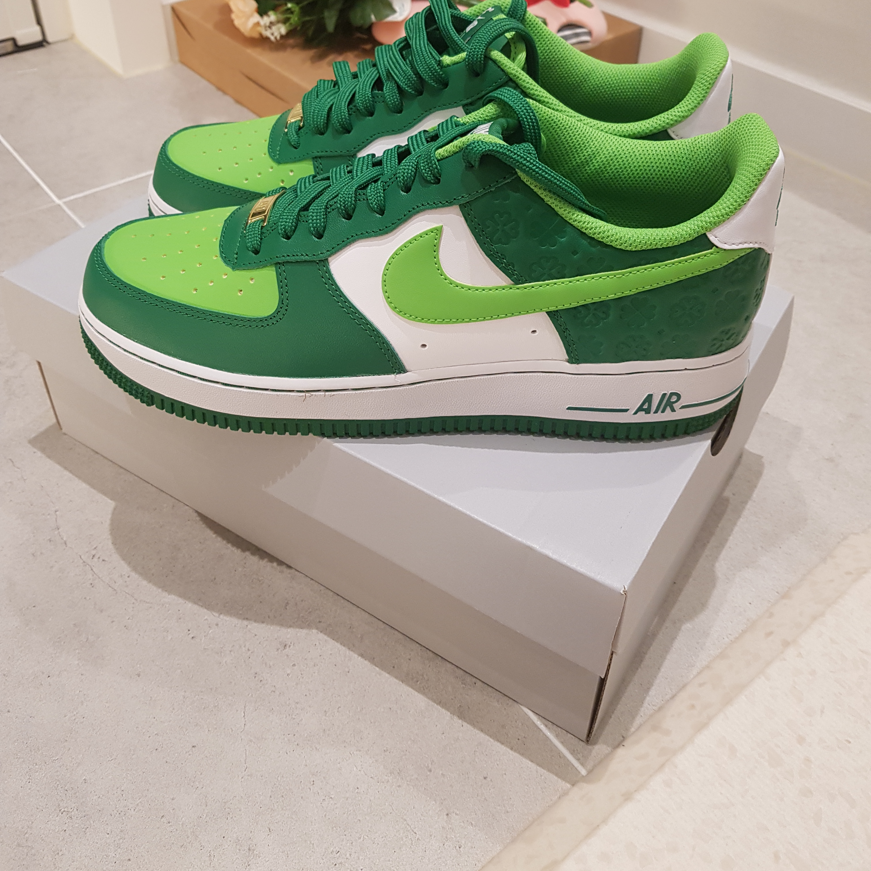 Nike Air Force 1 '07 LV8 Dusty Red 착용 스타일 - 2