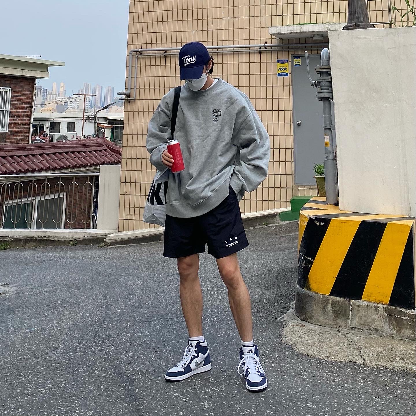 Jordan 1 Retro High OG CO.JP Midnight Navy, IAB Studio Woven Shorts Black 착용 스타일 - 1