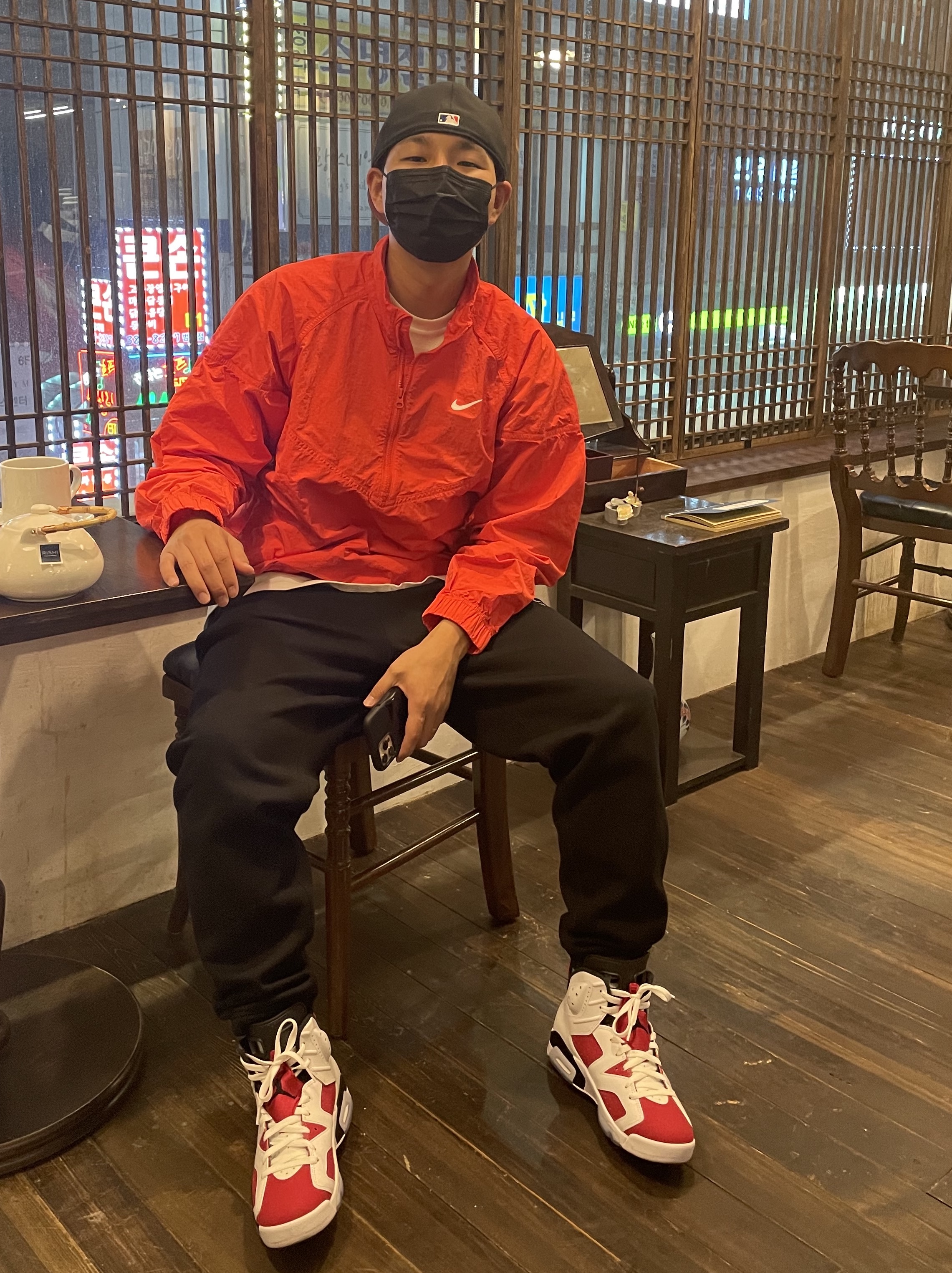 Jordan 6 Retro Carmine 2021, Nike x Stussy Windrunner Jacket Habanero Red 착용 스타일 - 1