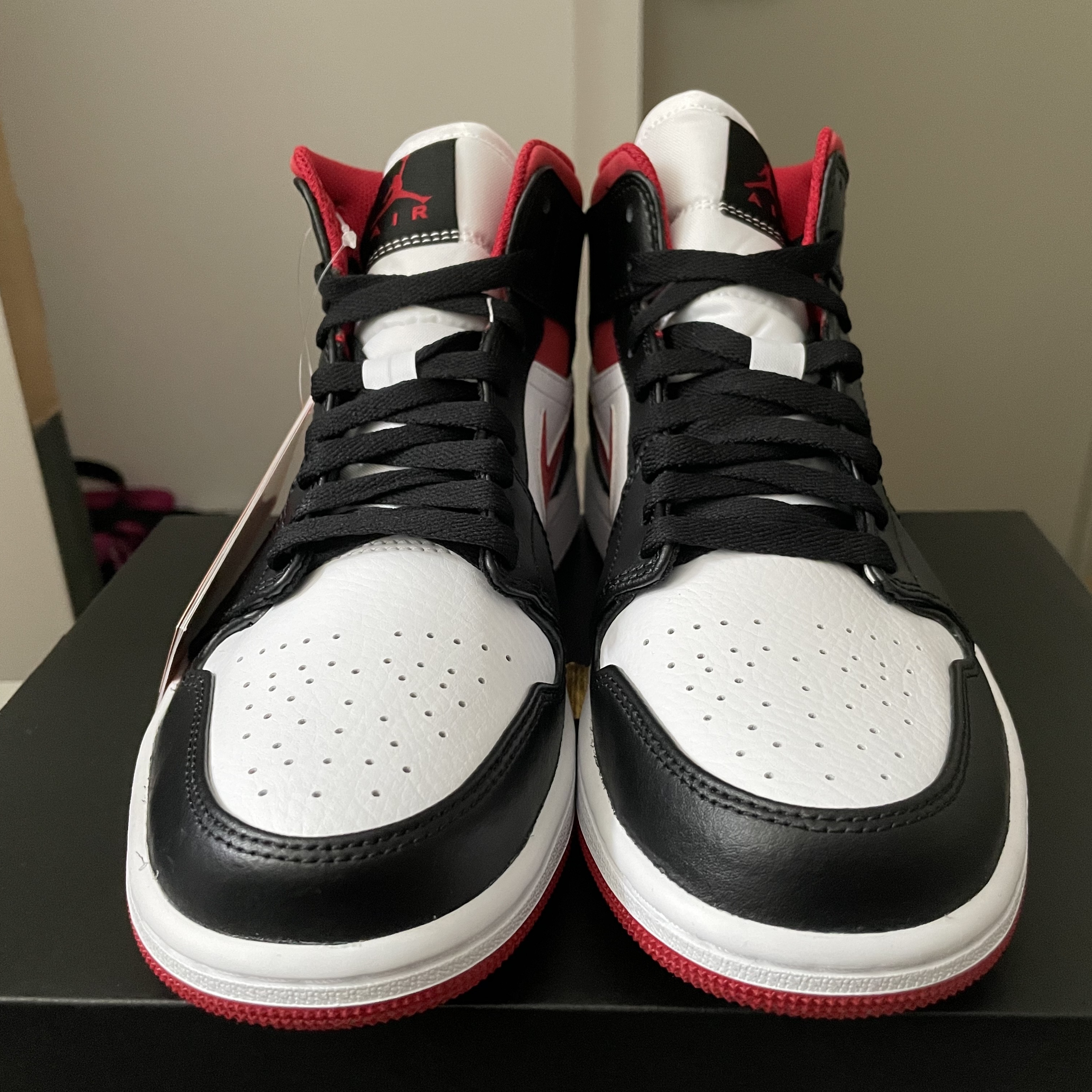 Jordan 1 Mid Gym Red Black White 착용 스타일 - 1