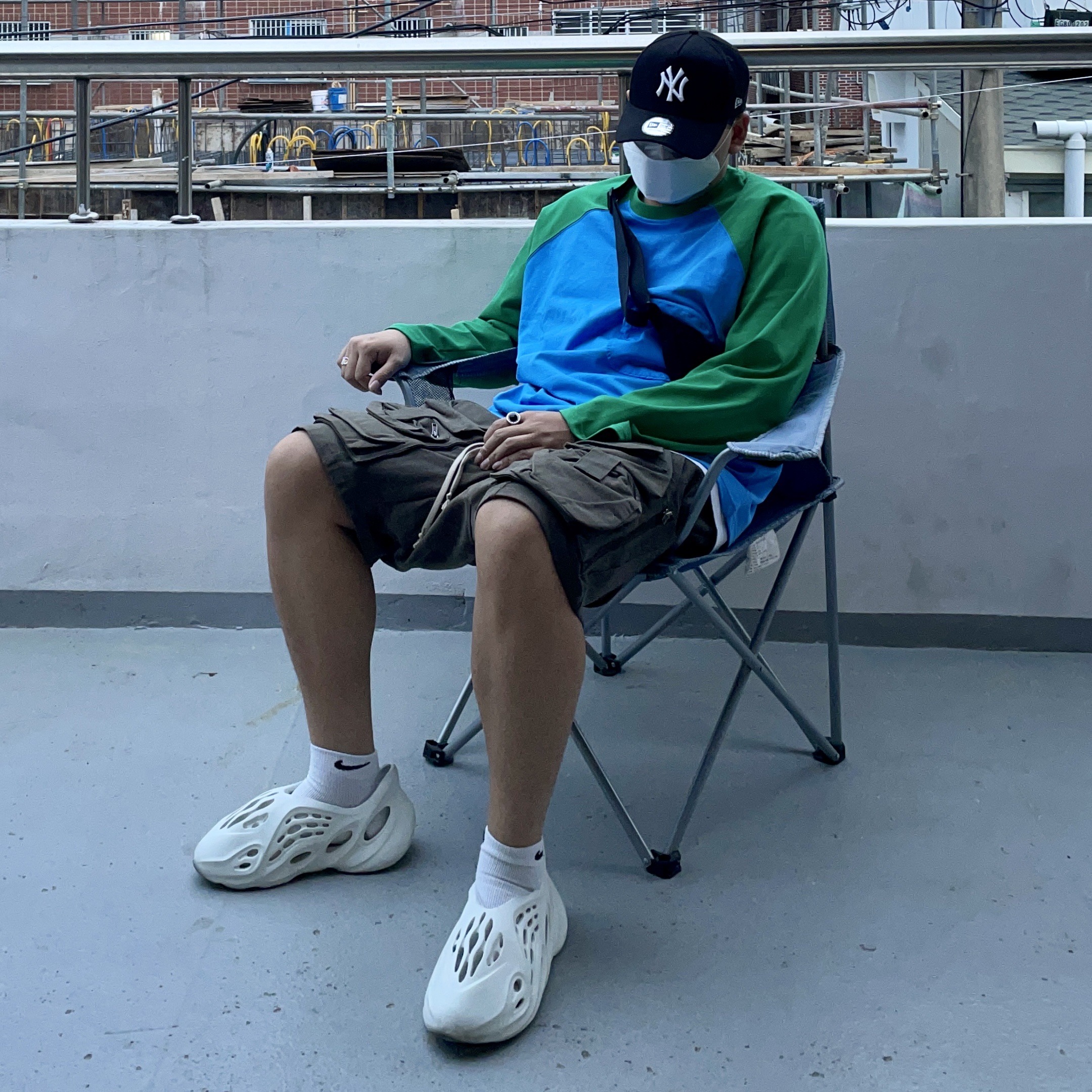 Adidas Yeezy Foam RNNR Ararat 착용 스타일