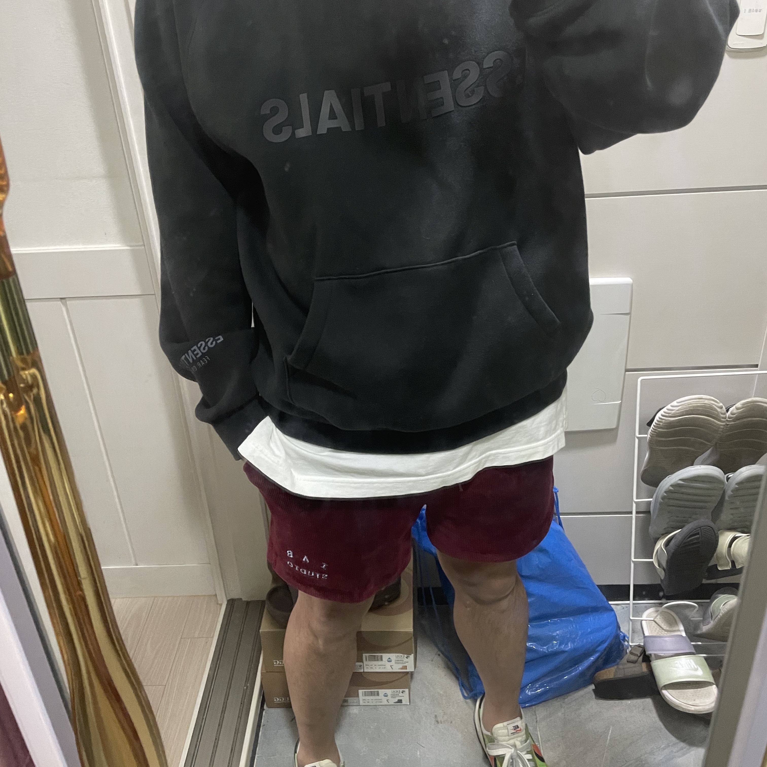 IAB Studio Corduroy Shorts Burgundy, Nike x Sacai LDWaffle Green Multi 착용 스타일