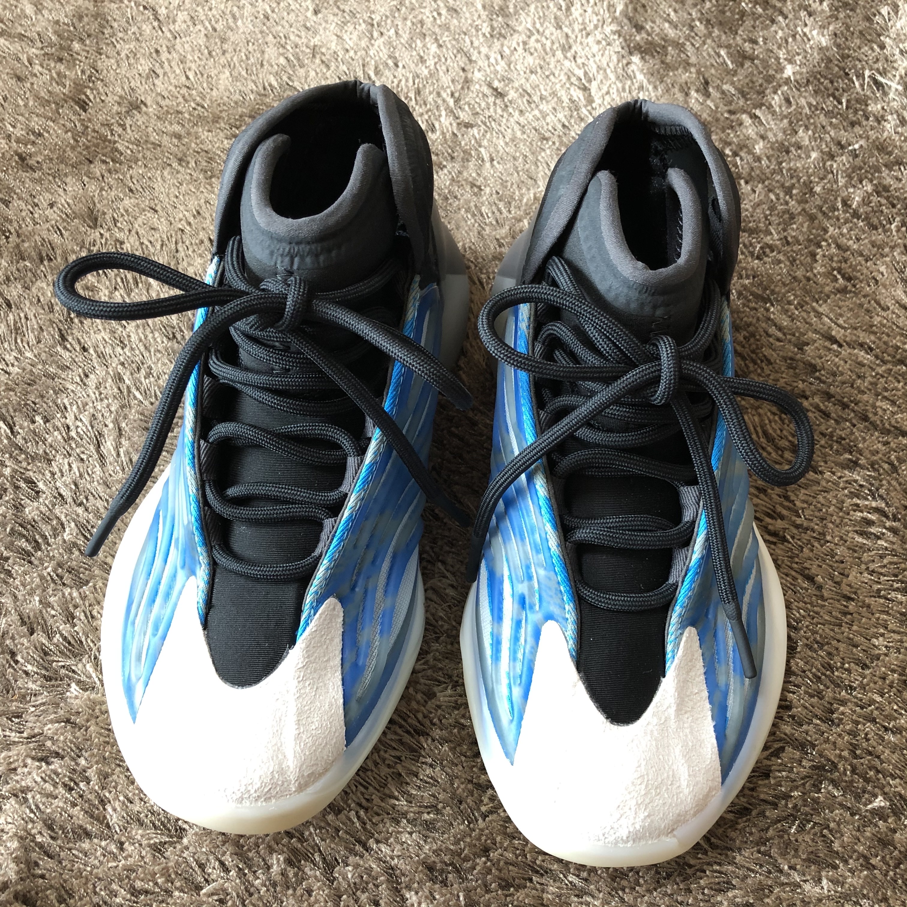 Adidas Yeezy QNTM Frozen Blue 착용 스타일 - 3