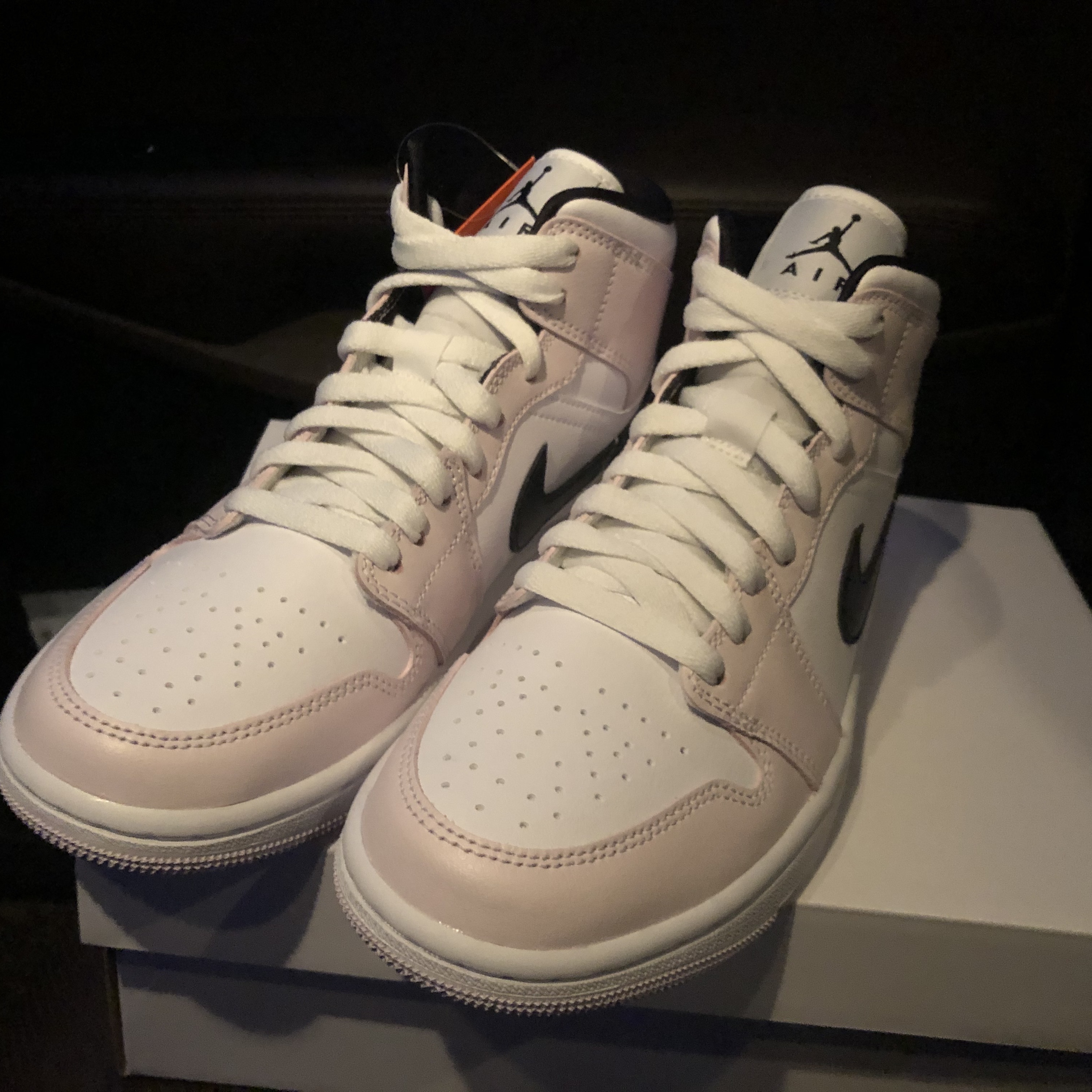 (W) Jordan 1 Mid Barely Rose 착용 스타일 - 1