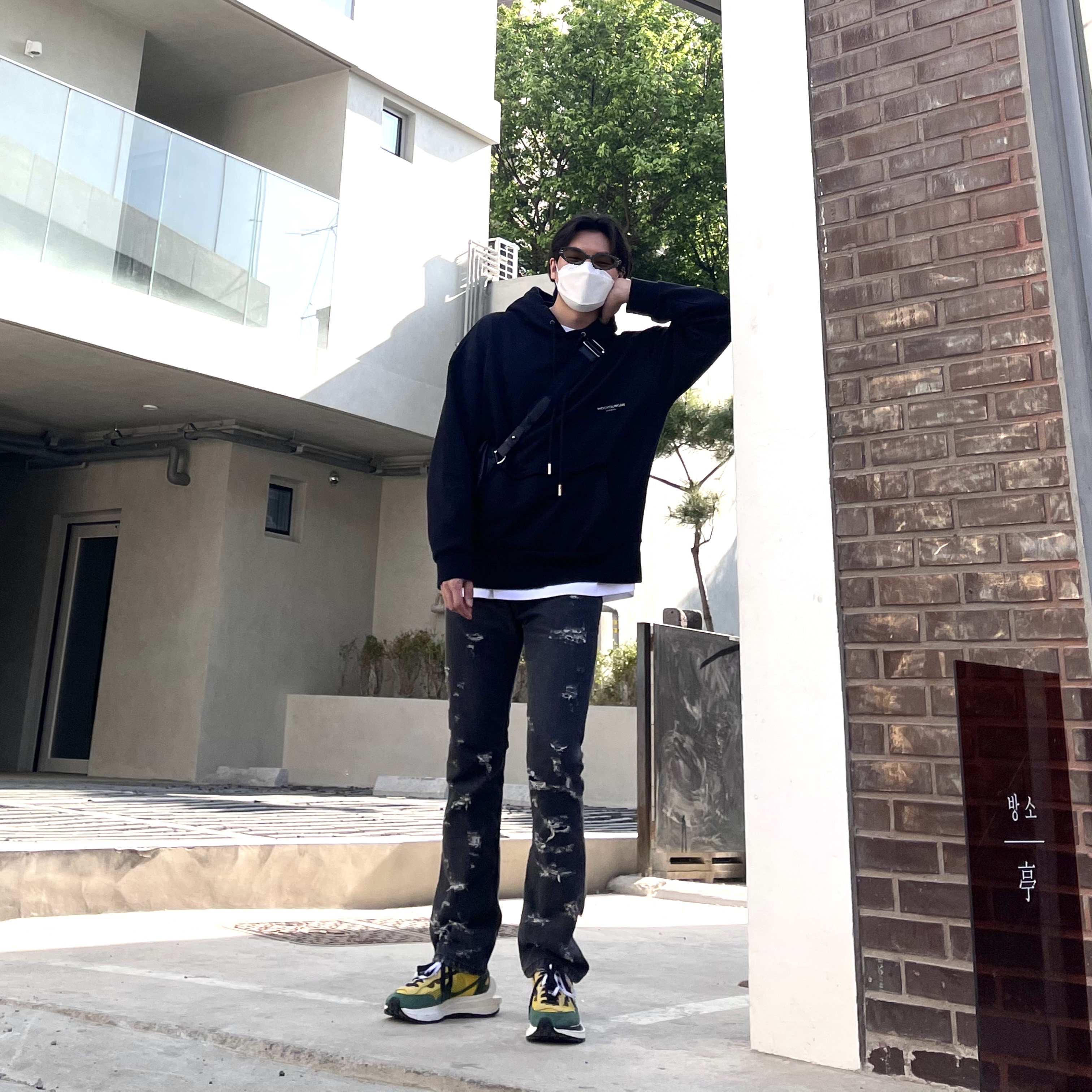 Nike x Sacai VaporWaffle Tour Yellow & Gorge Green Sail 착용 스타일
