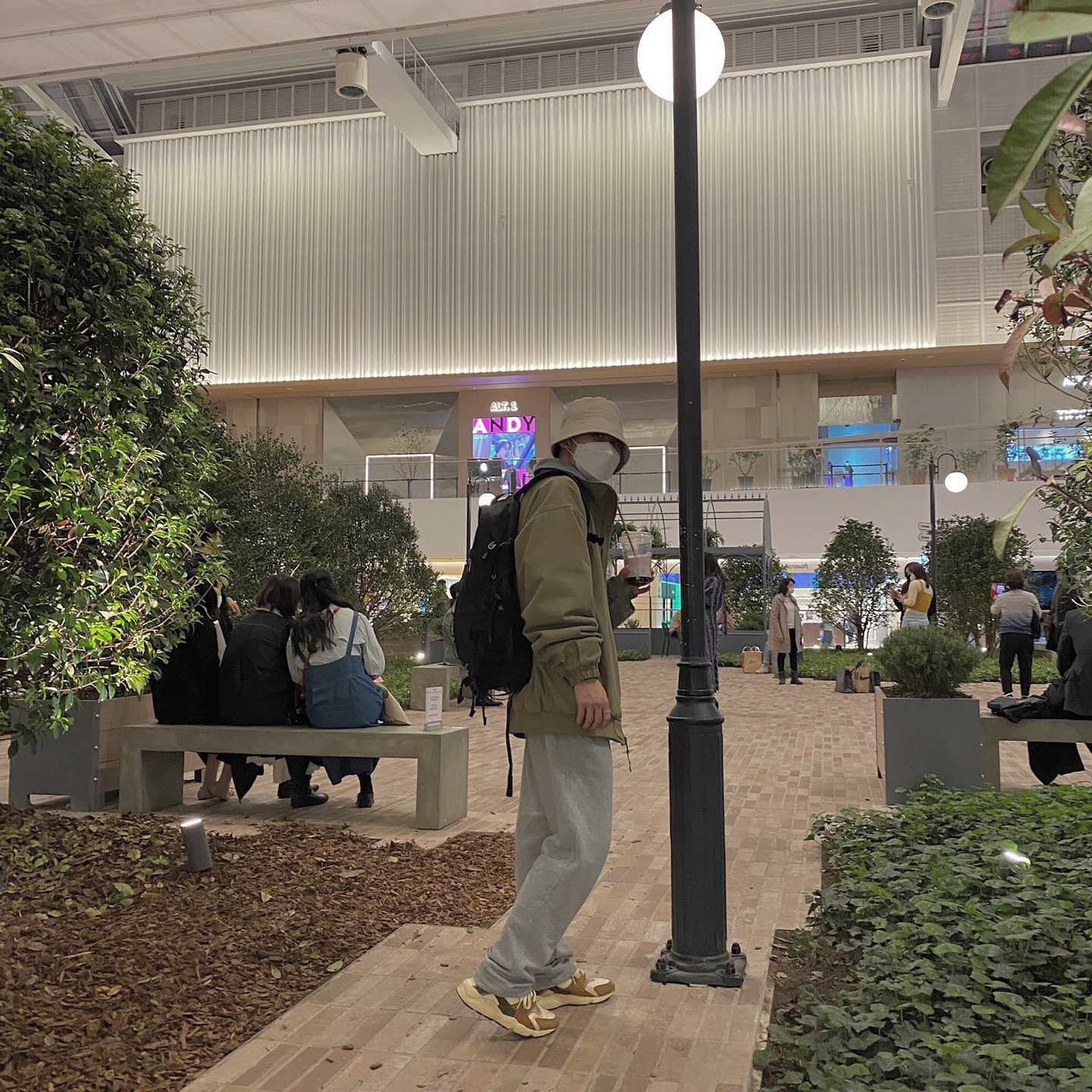 Nike x Stussy Air Huarache LE Desert Oak 착용 스타일