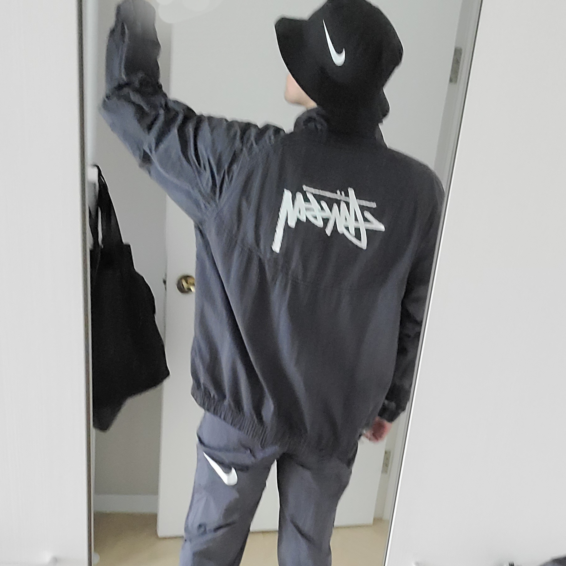 Nike x Stussy Windrunner Jacket Off Noir, Nike x Stussy Beach Pants Off Noir 착용 스타일