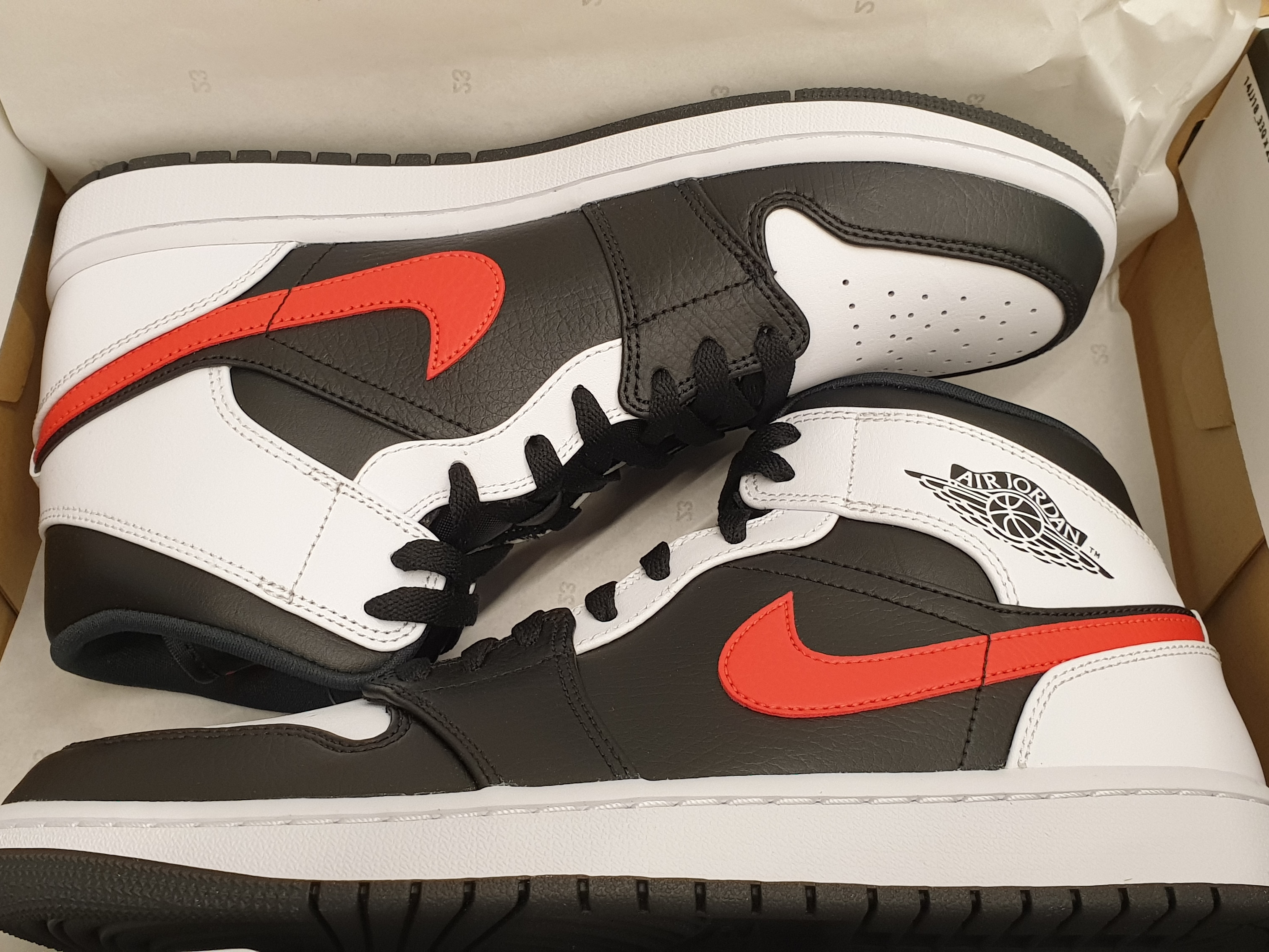 Jordan 1 Mid Black Chile Red 착용 스타일