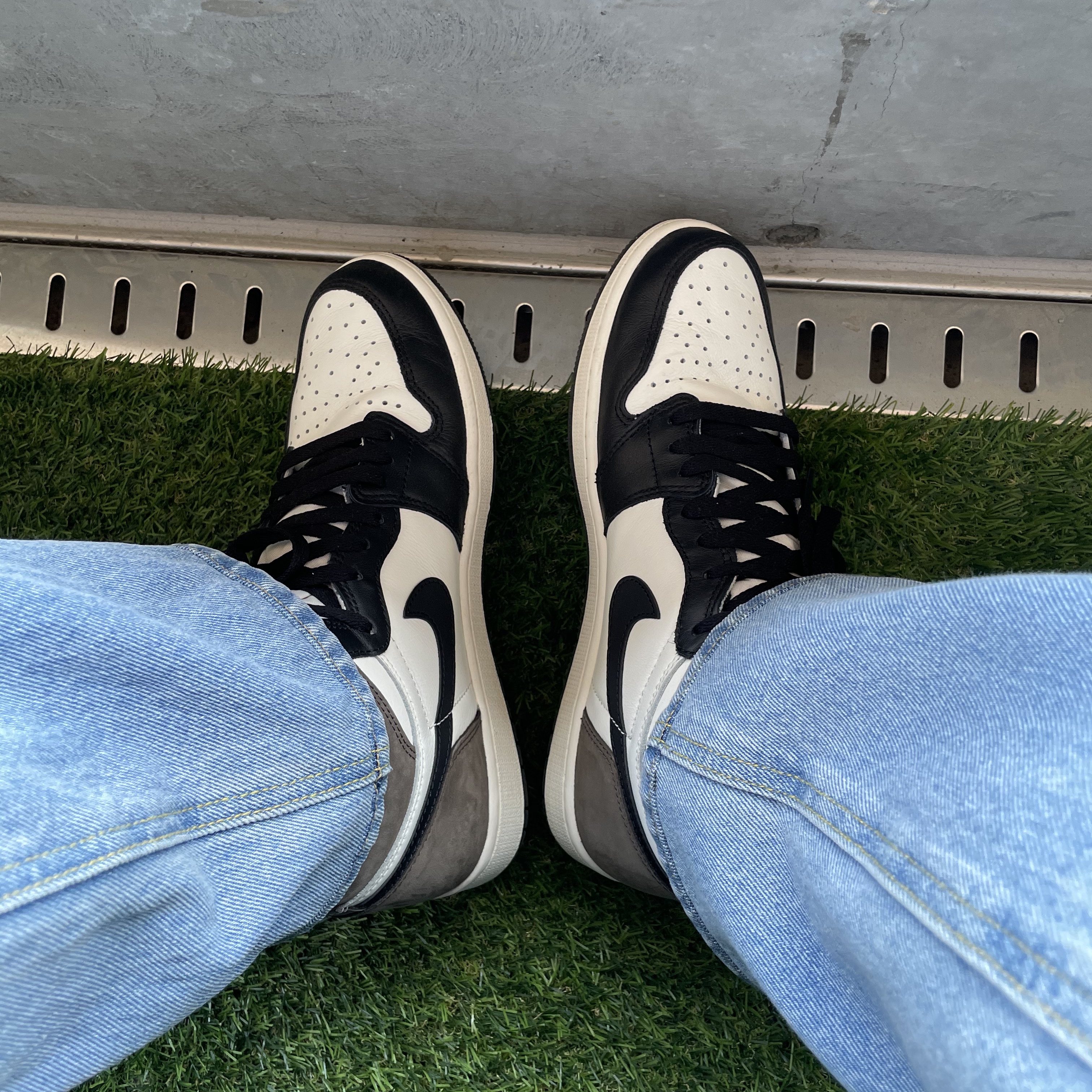 Jordan 1 Retro High OG Black Mocha 착용 스타일 - 3