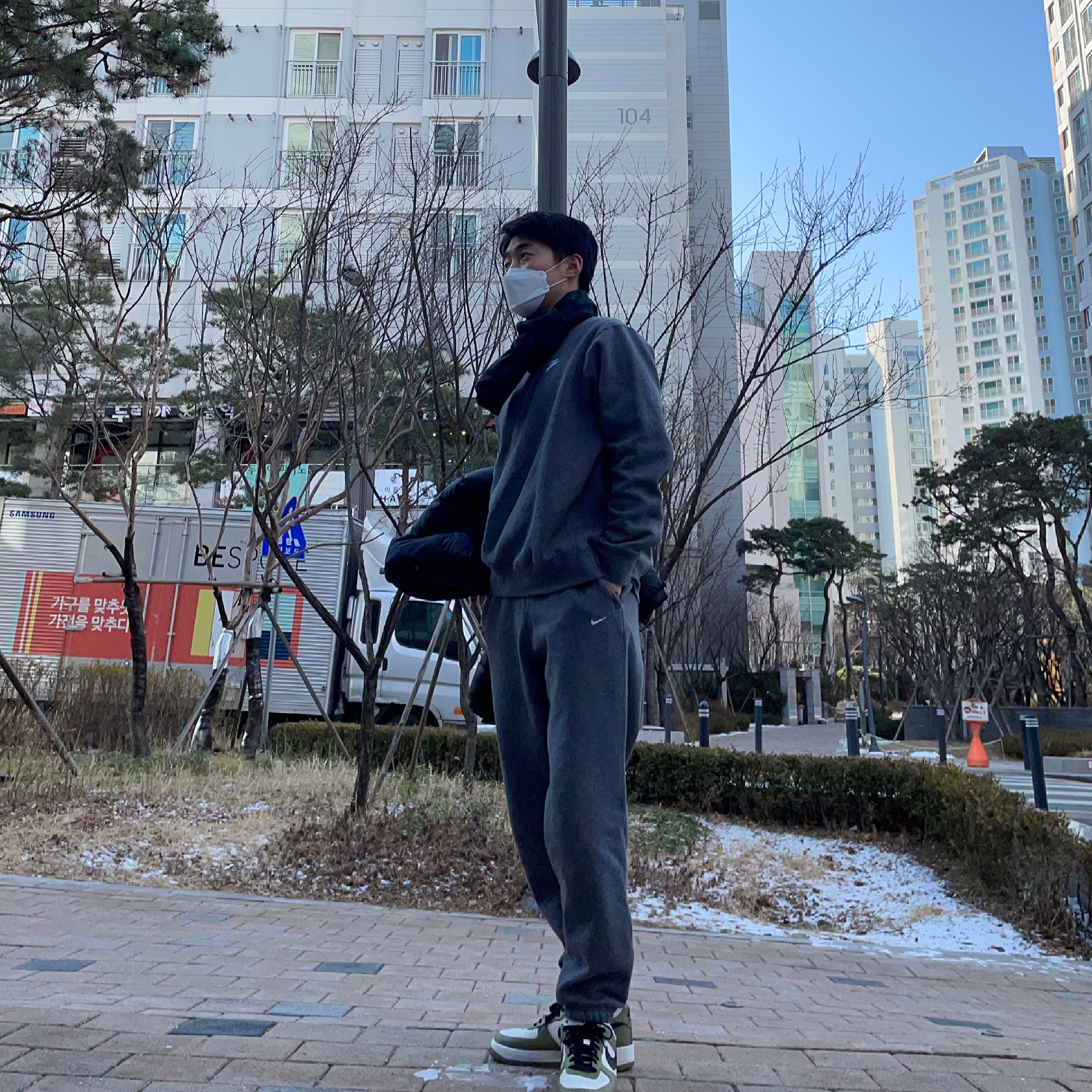 Nike NRG Solo Swoosh Fleece Pants Dark Grey Heather - US/EU 착용 스타일