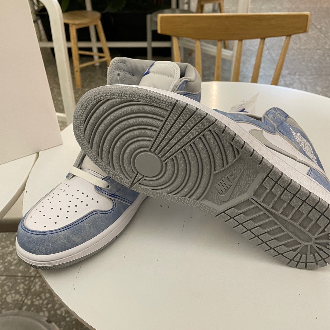 Jordan 1 Retro High OG Hyper Royal 착용 스타일 - 2