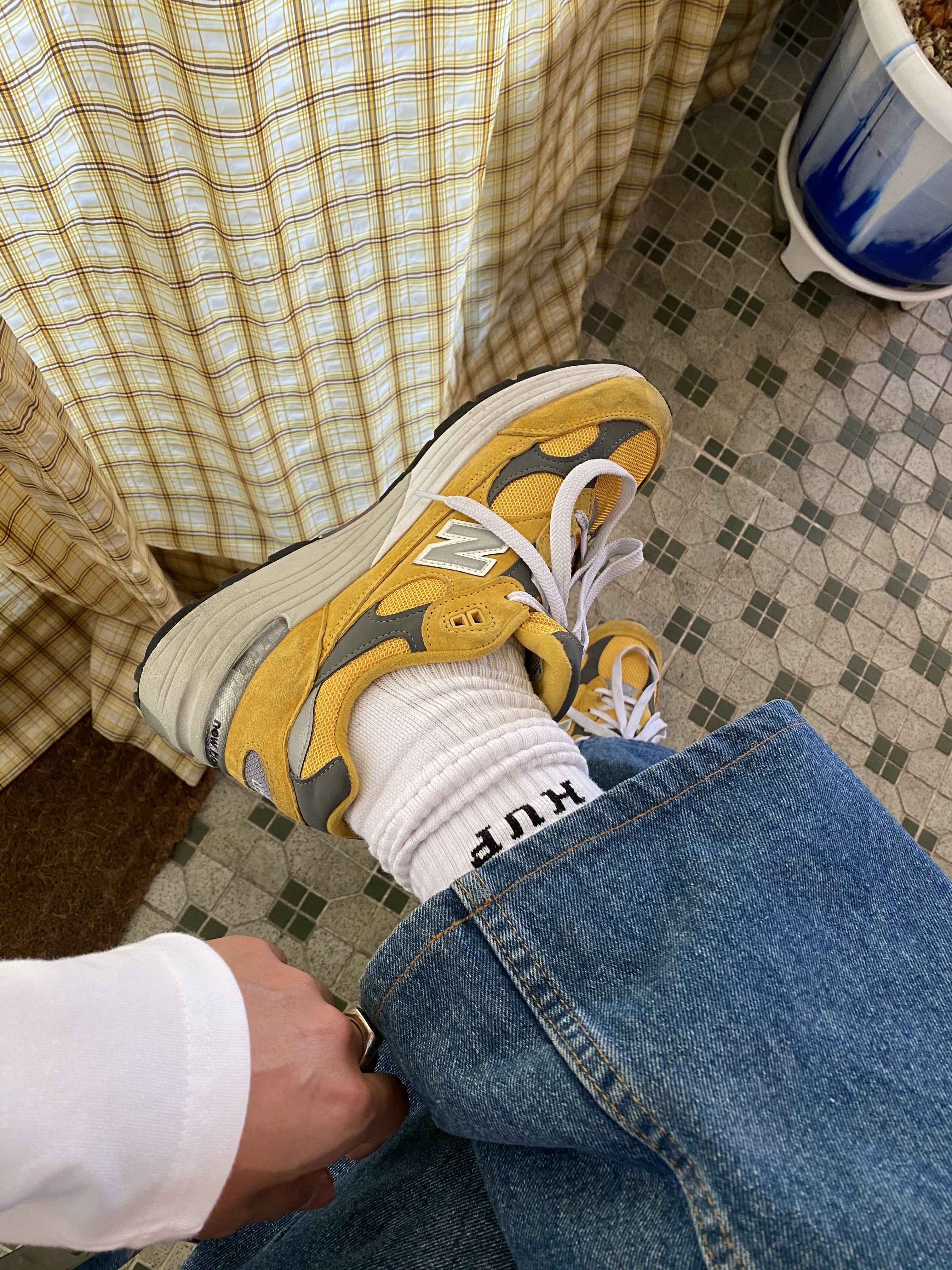 New Balance 992 Made in USA Gold Cream 착용 스타일 - 3