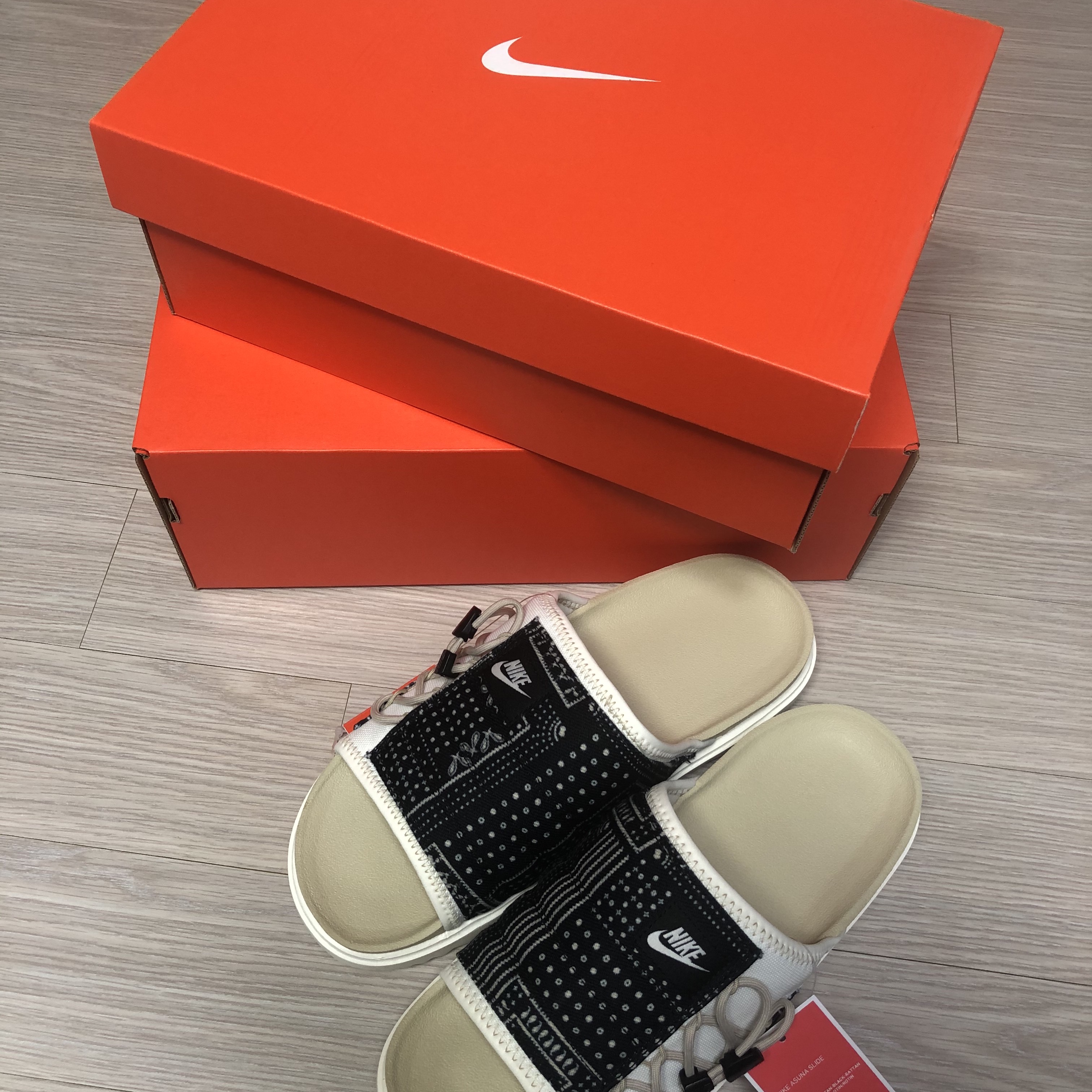 Nike Asuna Slide Pale Ivory Rattan 착용 스타일